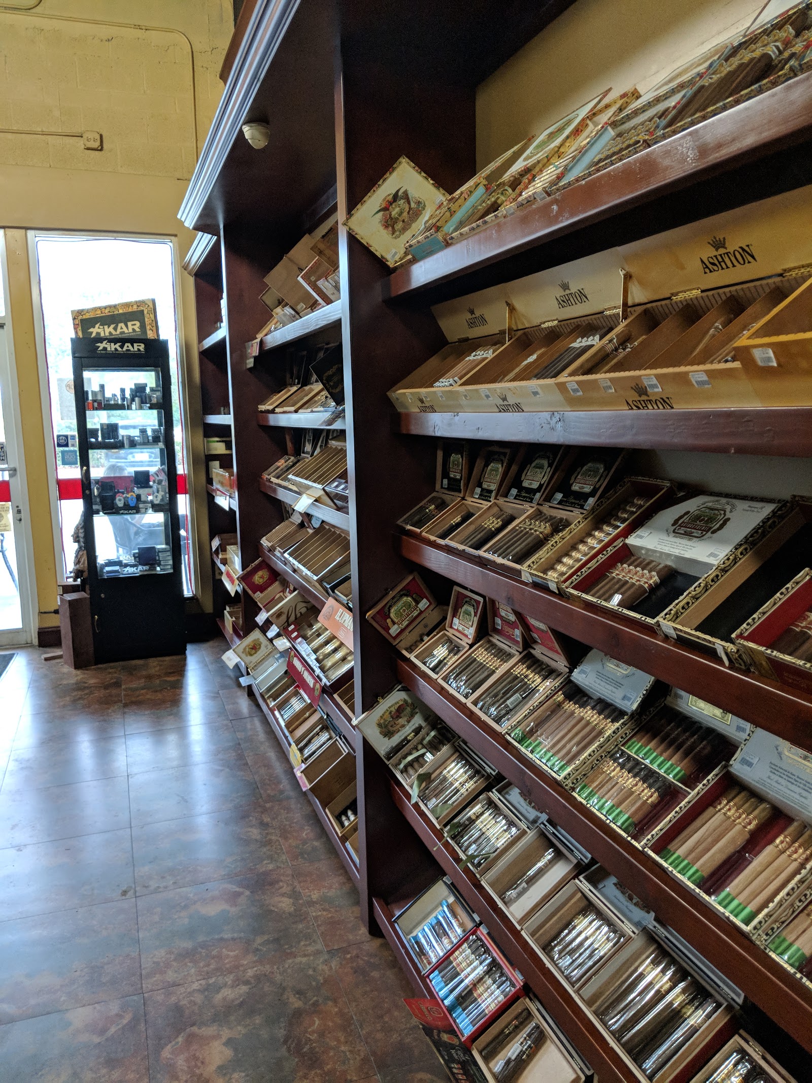 Aficionado Prem Cigars & Wine photo 3