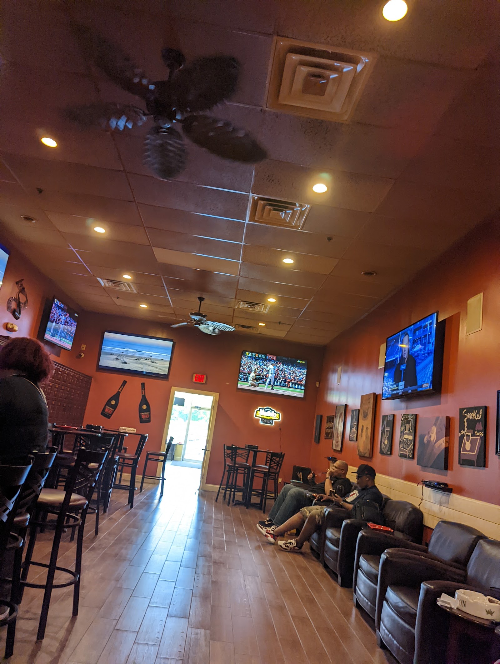 Aphelion Cigar Lounge photo 4
