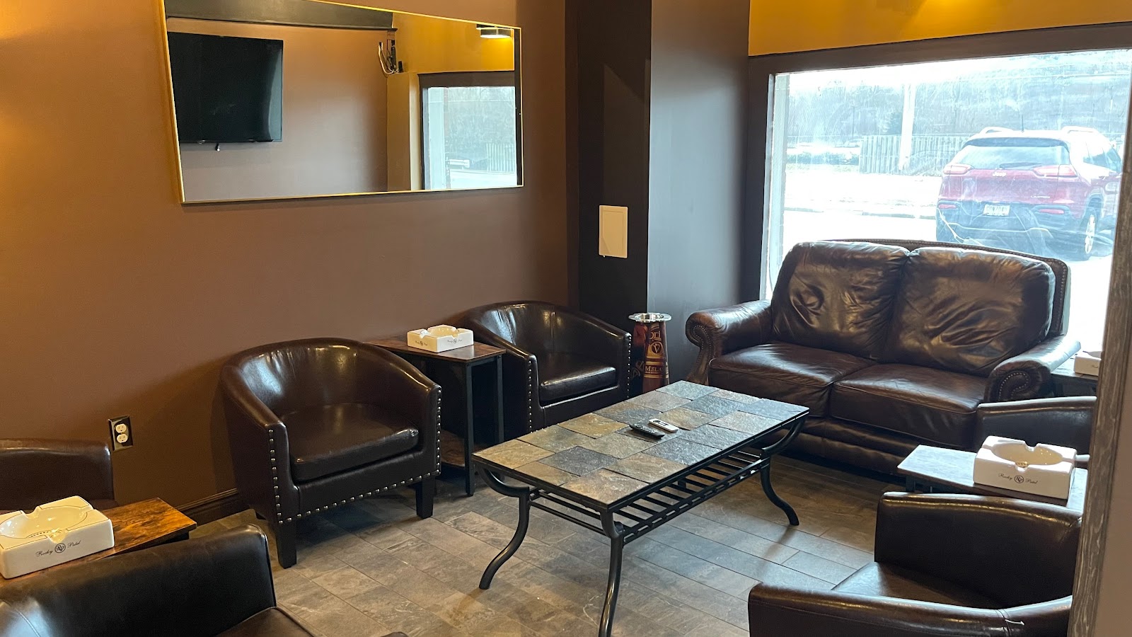 B&G's Cigar Lounge photo 5
