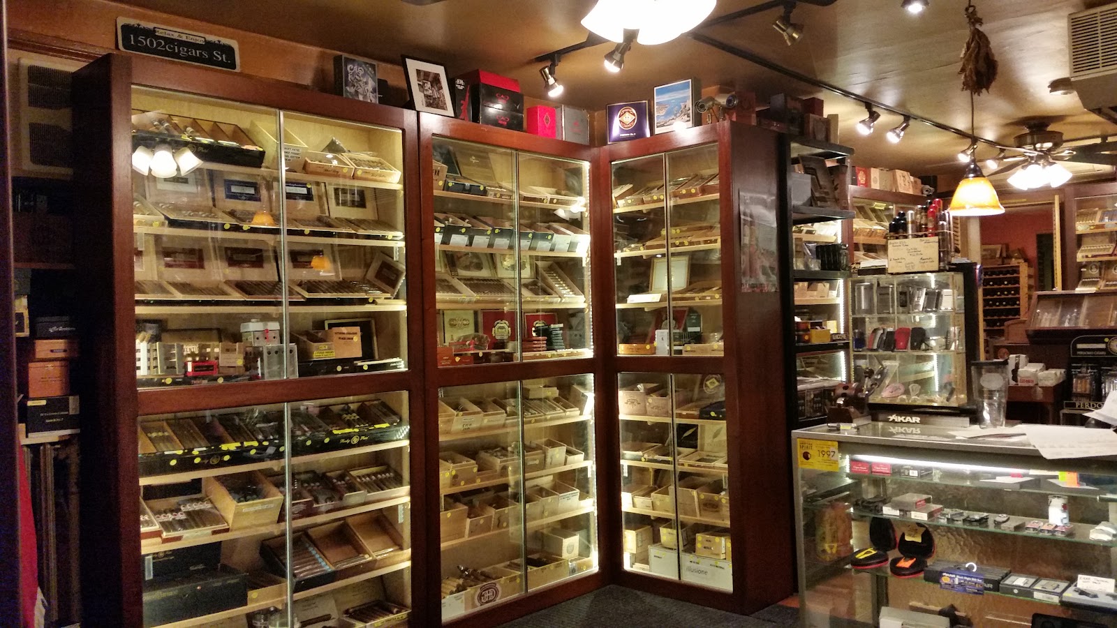 B n B International Cigars & Accessories photo 3