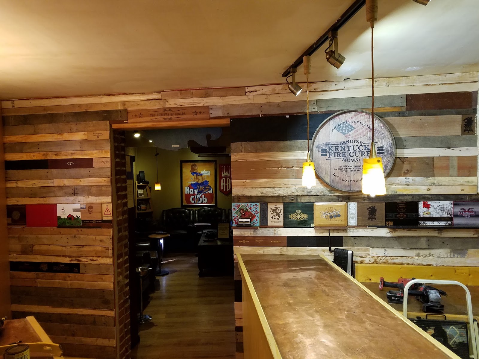 B n B International Cigars & Accessories photo 7