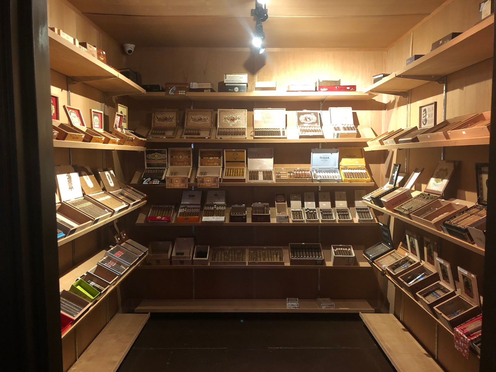 Blowin' Smoke Cigar Lounge photo 4