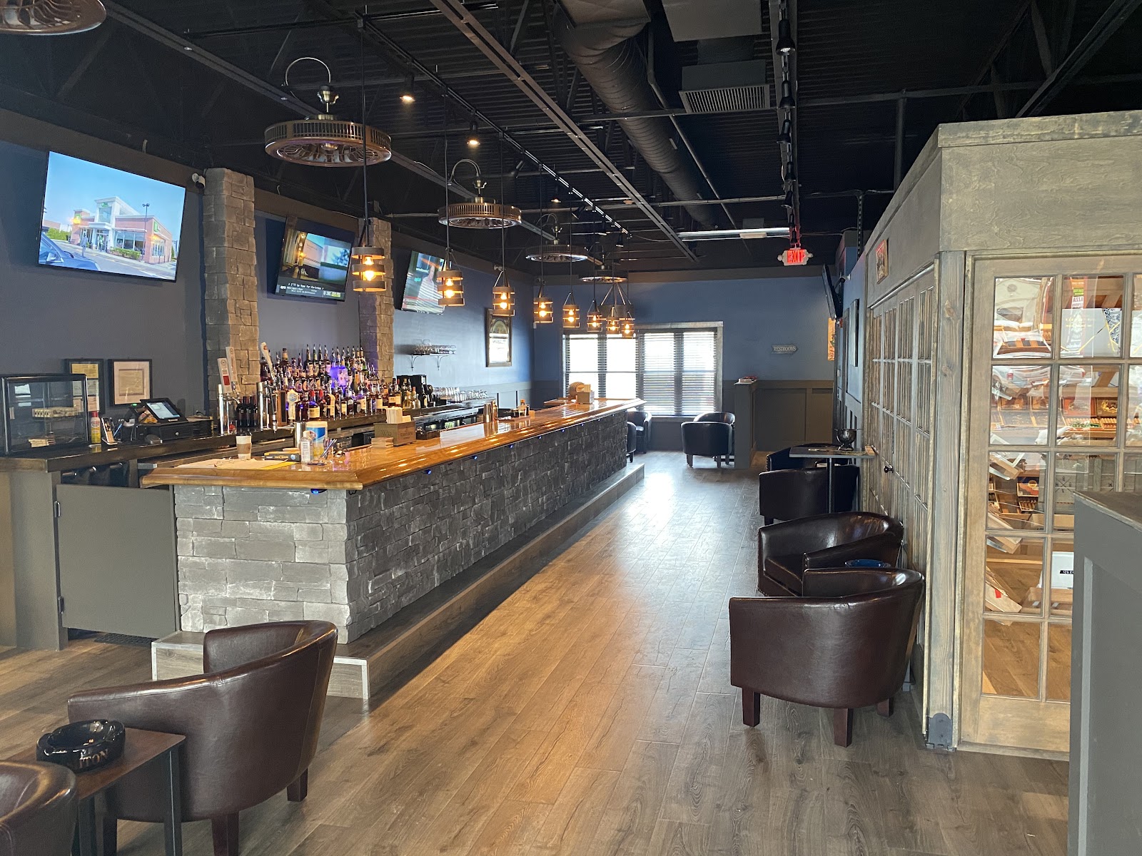 Breakwaters Cigar & Whiskey Lounge LLC photo 9