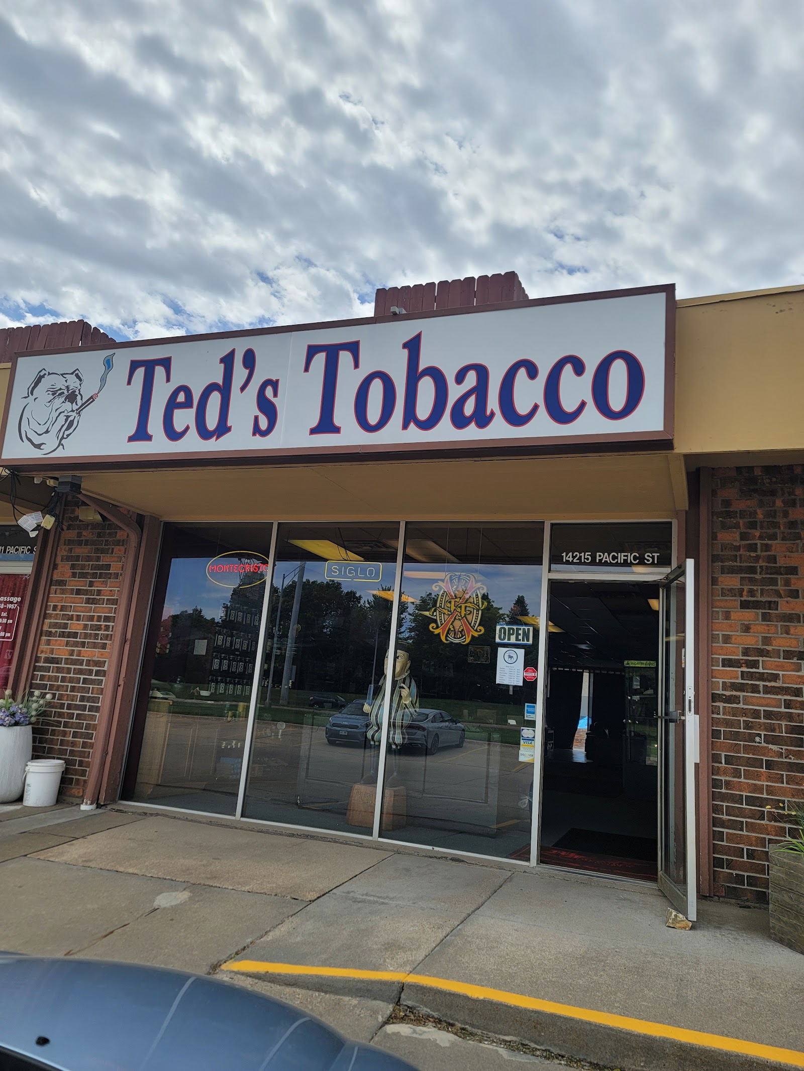 Briar and Leaf LLC dba Ted's Tobacco Omaha photo 7