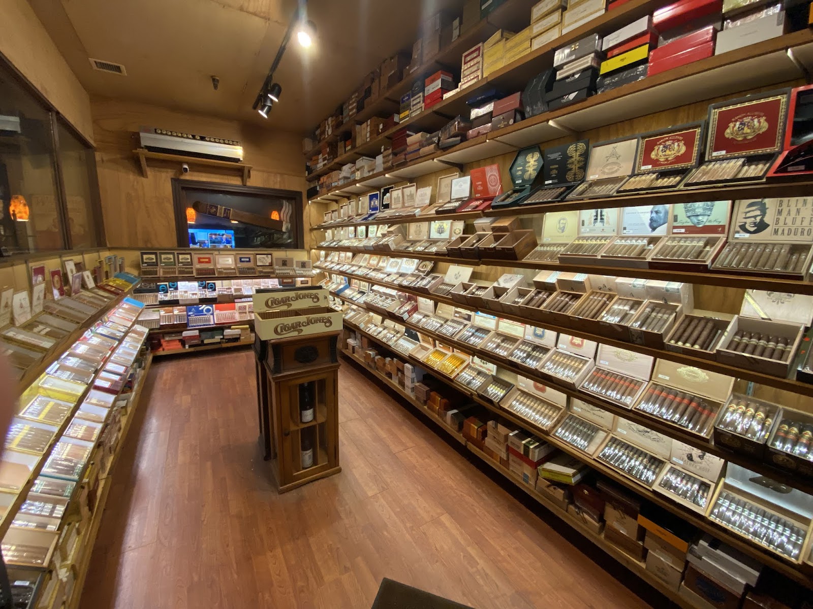 Cigar Jones photo 3
