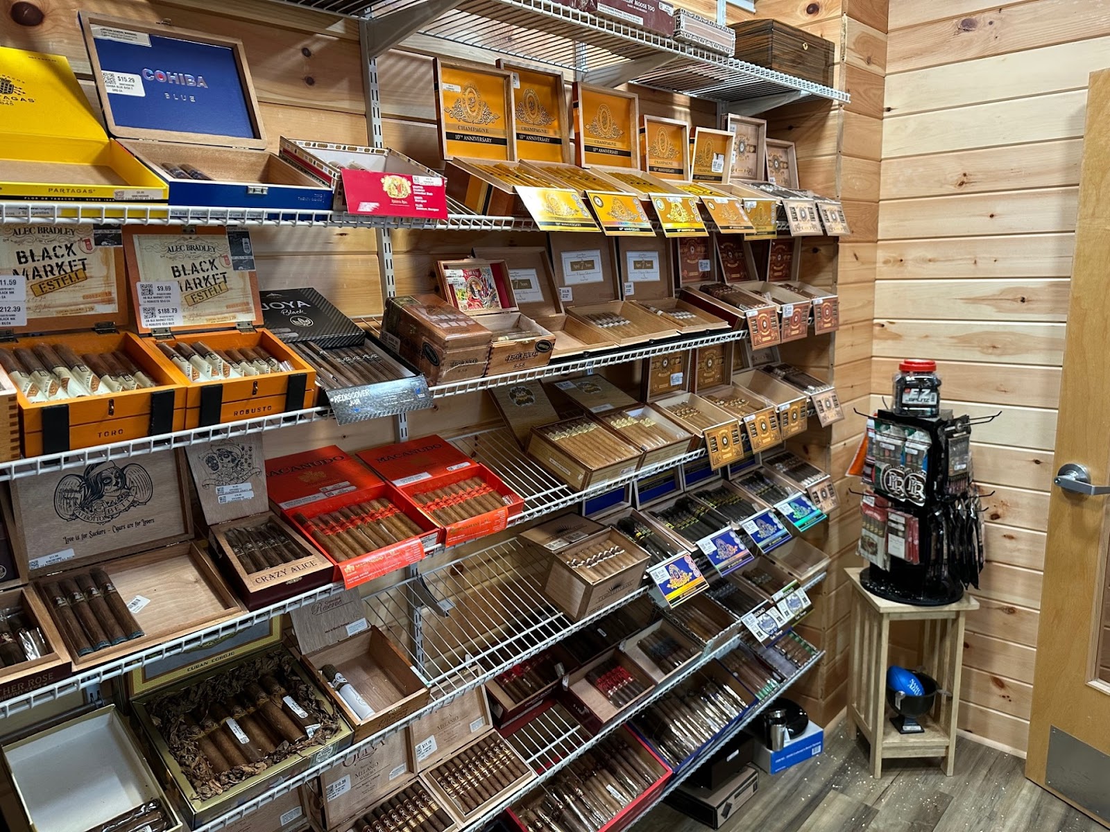 Cigaret Shopper #18 - Caribou photo 3