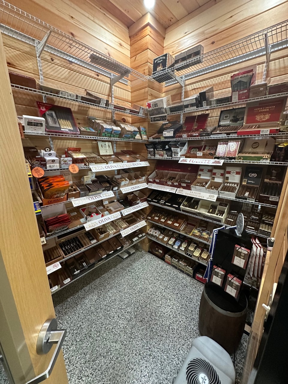 Cigaret Shopper #5 - Lincoln photo 3