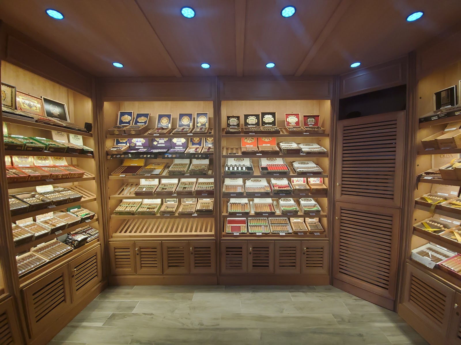 Cigars on the Boulevard photo 8