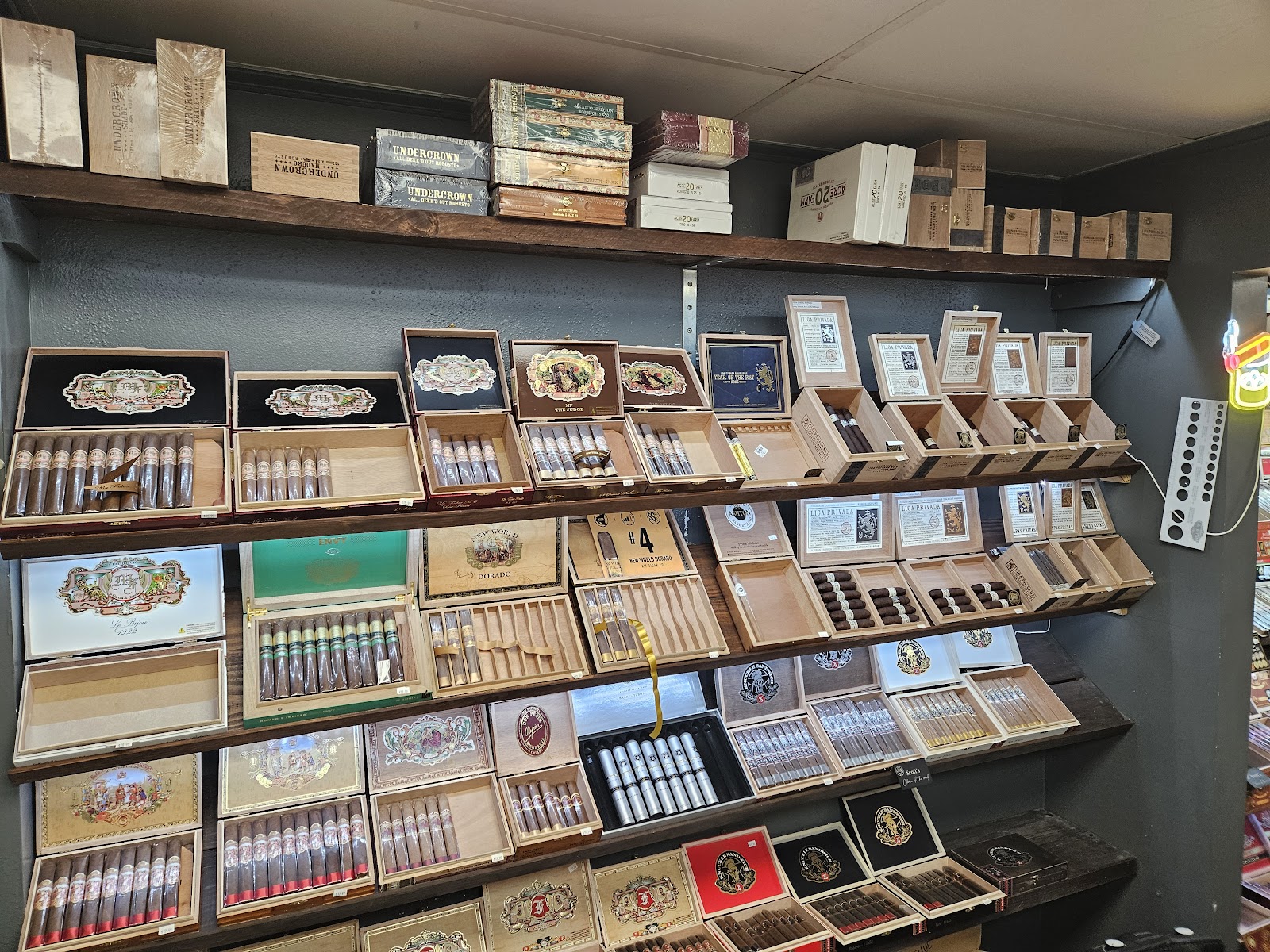 Coast Cigars and Lounge photo 5