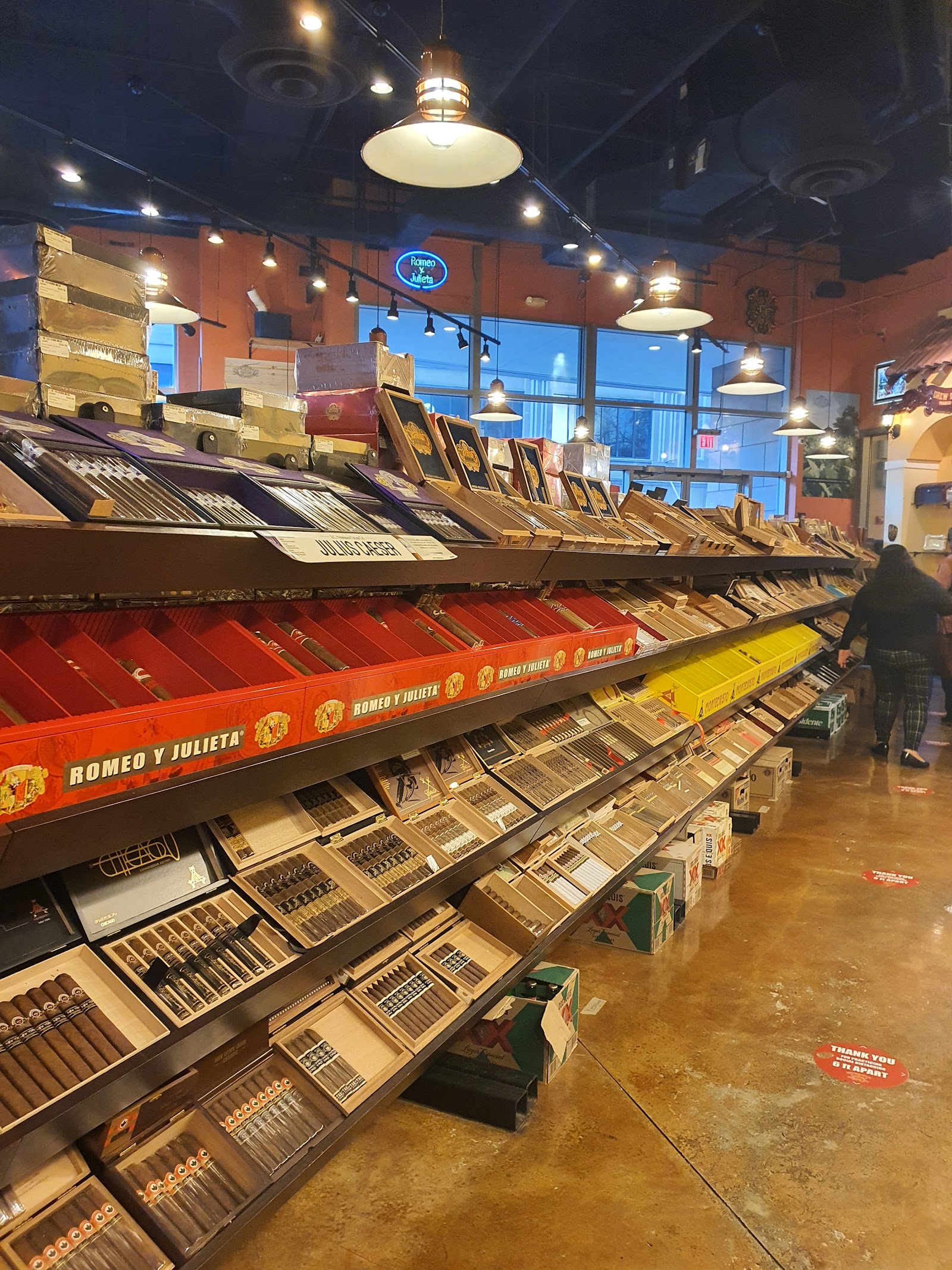 Corona Cigar Company & Diamond Crown Lounge photo 4