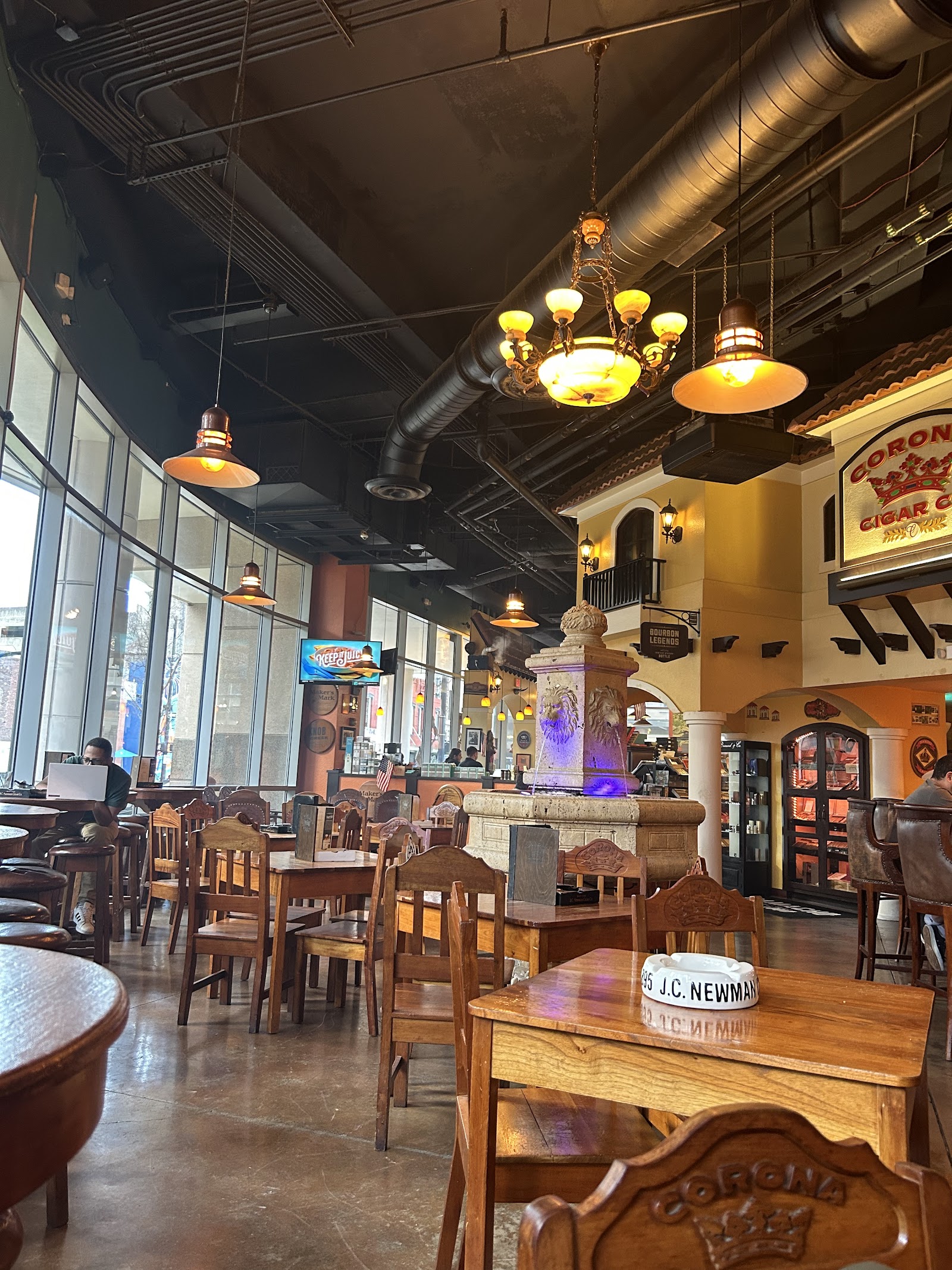 Corona Cigar Company & Diamond Crown Lounge photo 8