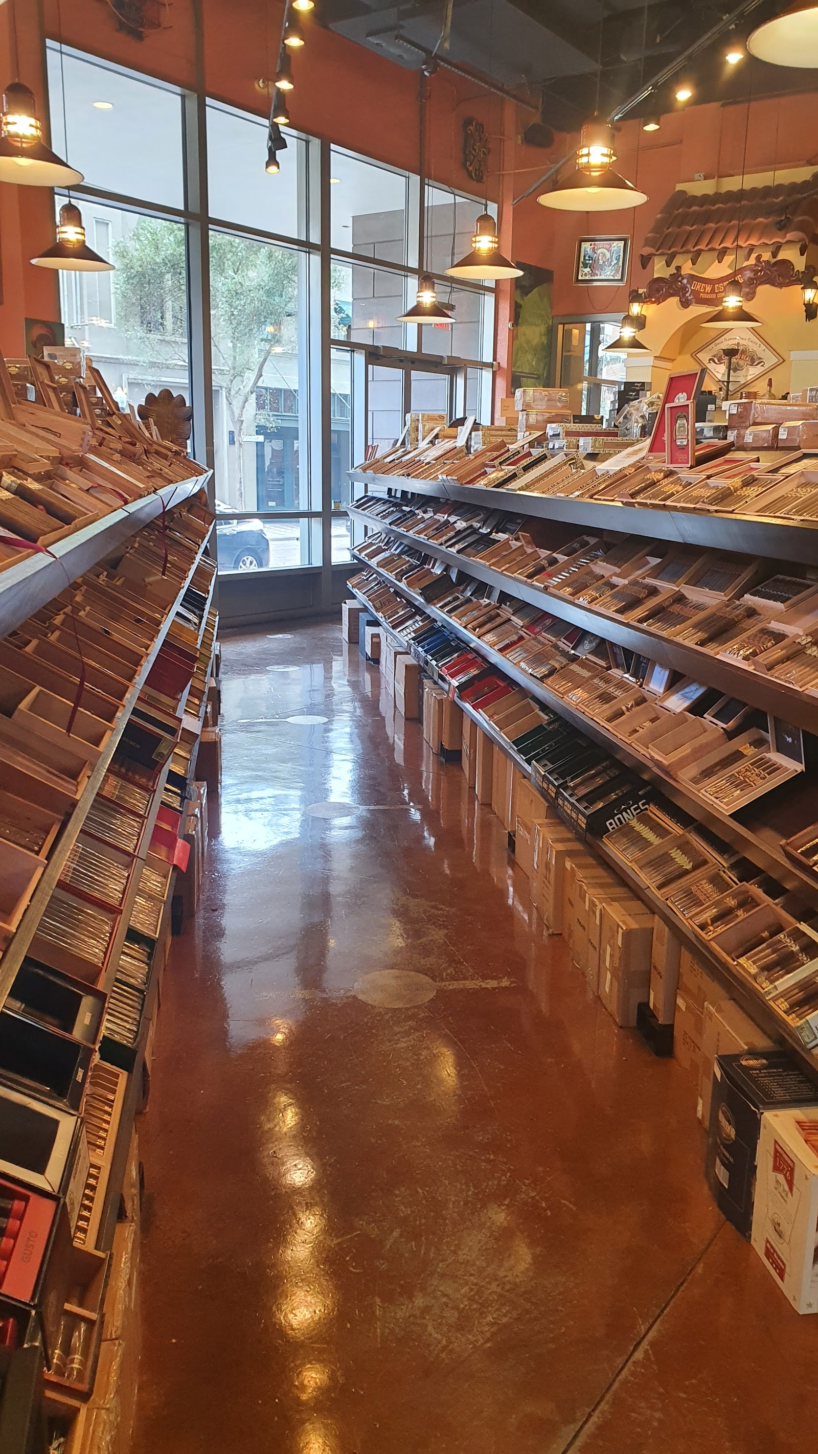 Corona Cigar Company & Diamond Crown Lounge photo 10