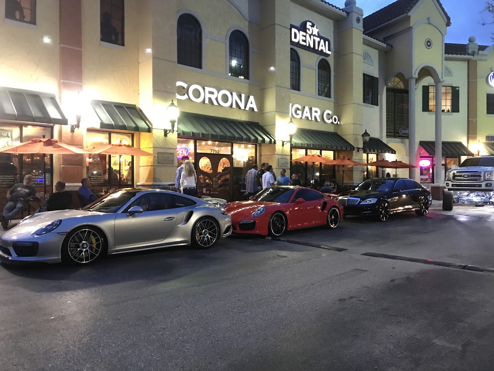 Corona Cigar Company & Drew Estate Lounge (HQ)