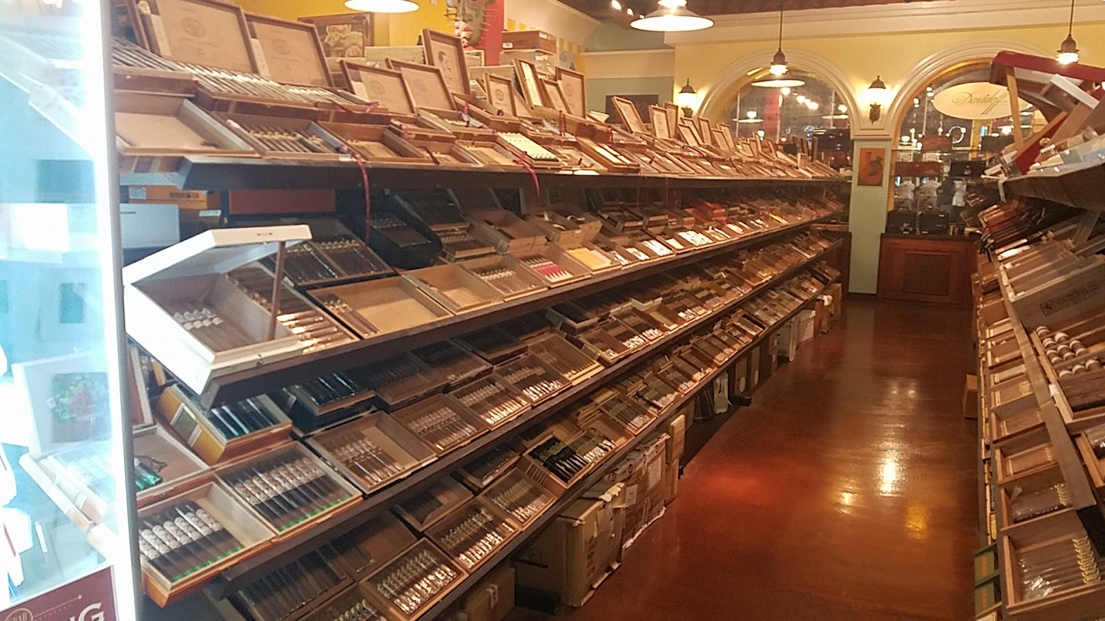 Corona Cigar Company & Montecristo Lounge photo 7