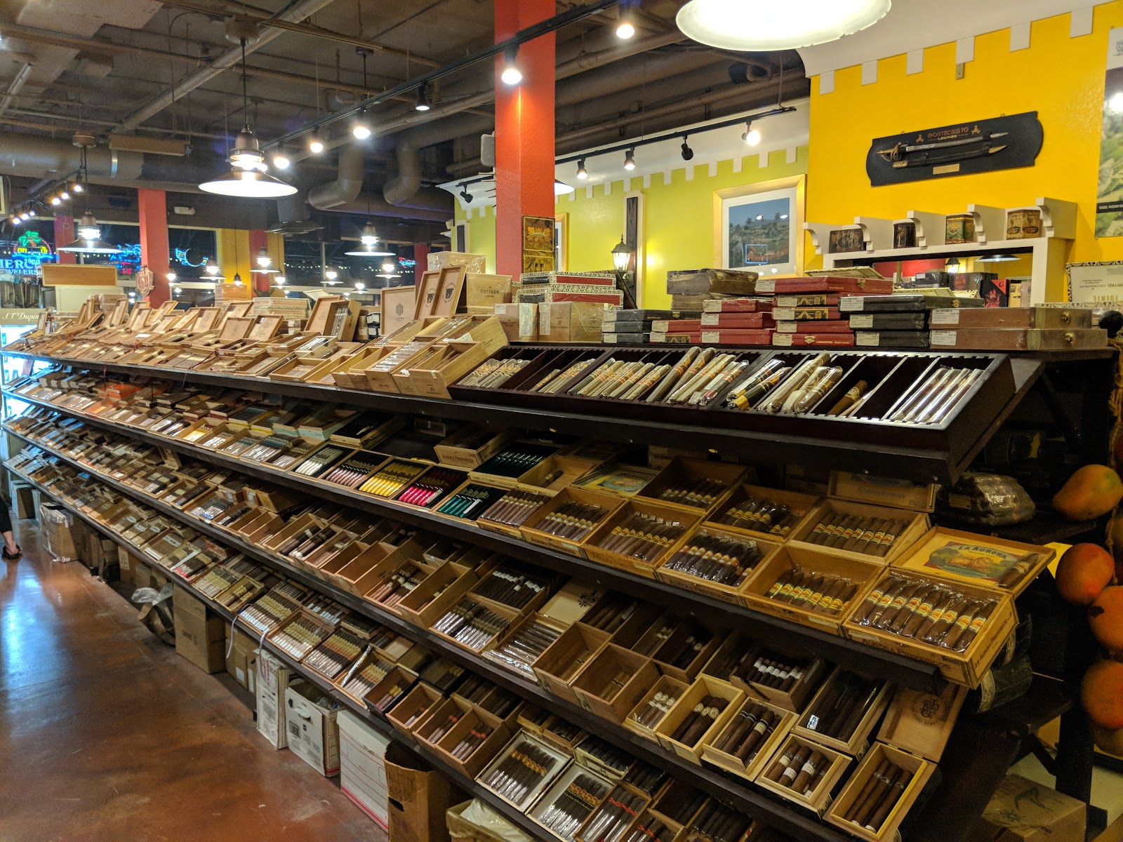 Corona Cigar Company & Montecristo Lounge photo 9