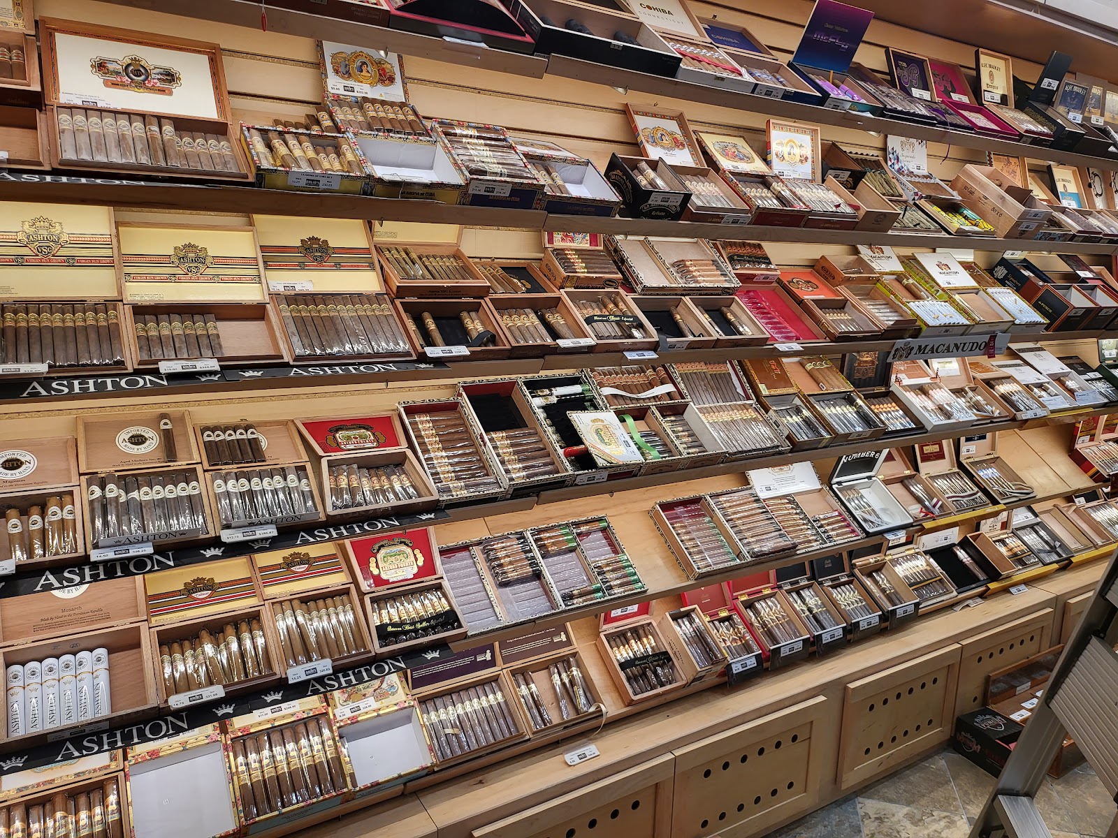 David's Fine Tobaccos photo 9