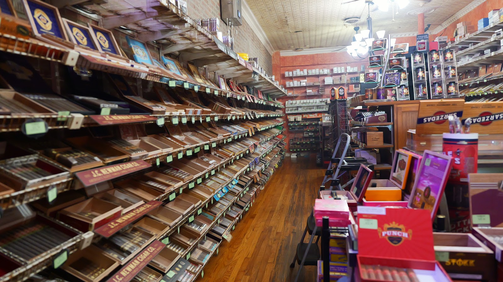 Edward's Pipe & Tobacco Shop - Englewood, CO photo 2