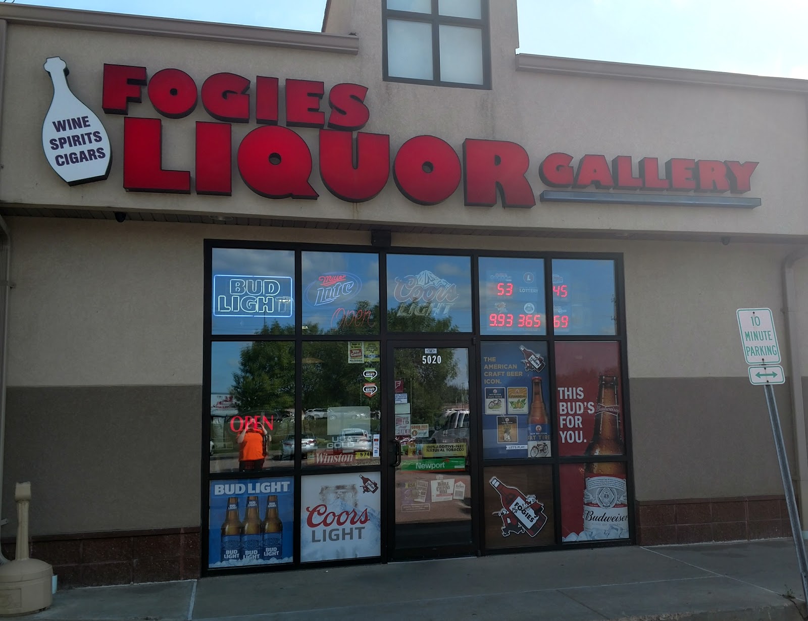 Fogies Liquor Gallery photo 10