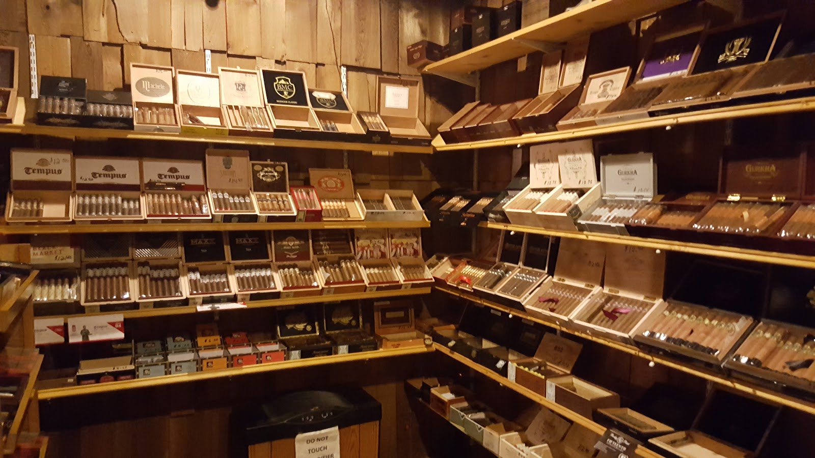 Hott Ashes Cigar Lounge photo 2