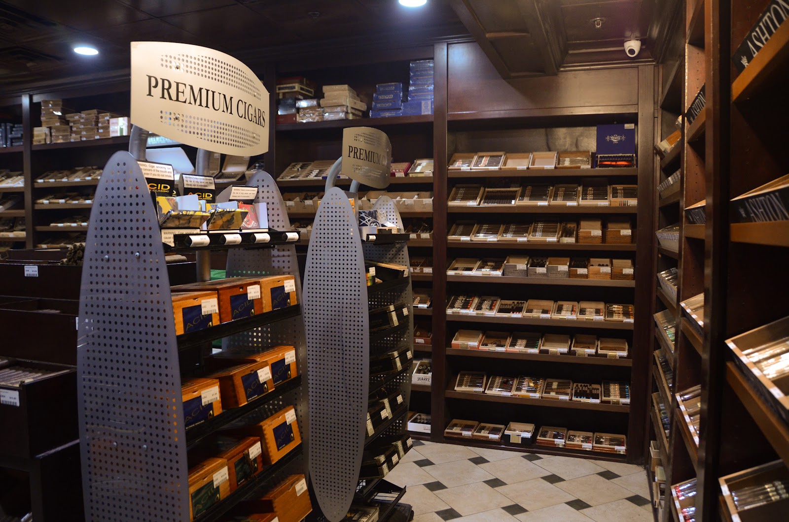 Humidor Cigar Lounge - Westmont (HQ) photo 9