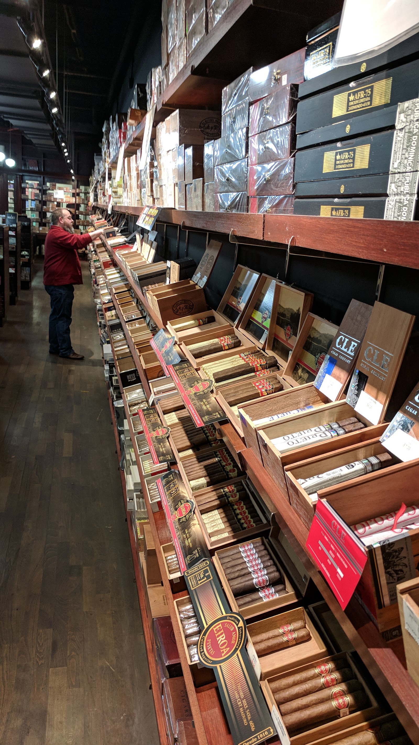 JR Cigar Outlet - Burlington photo 4