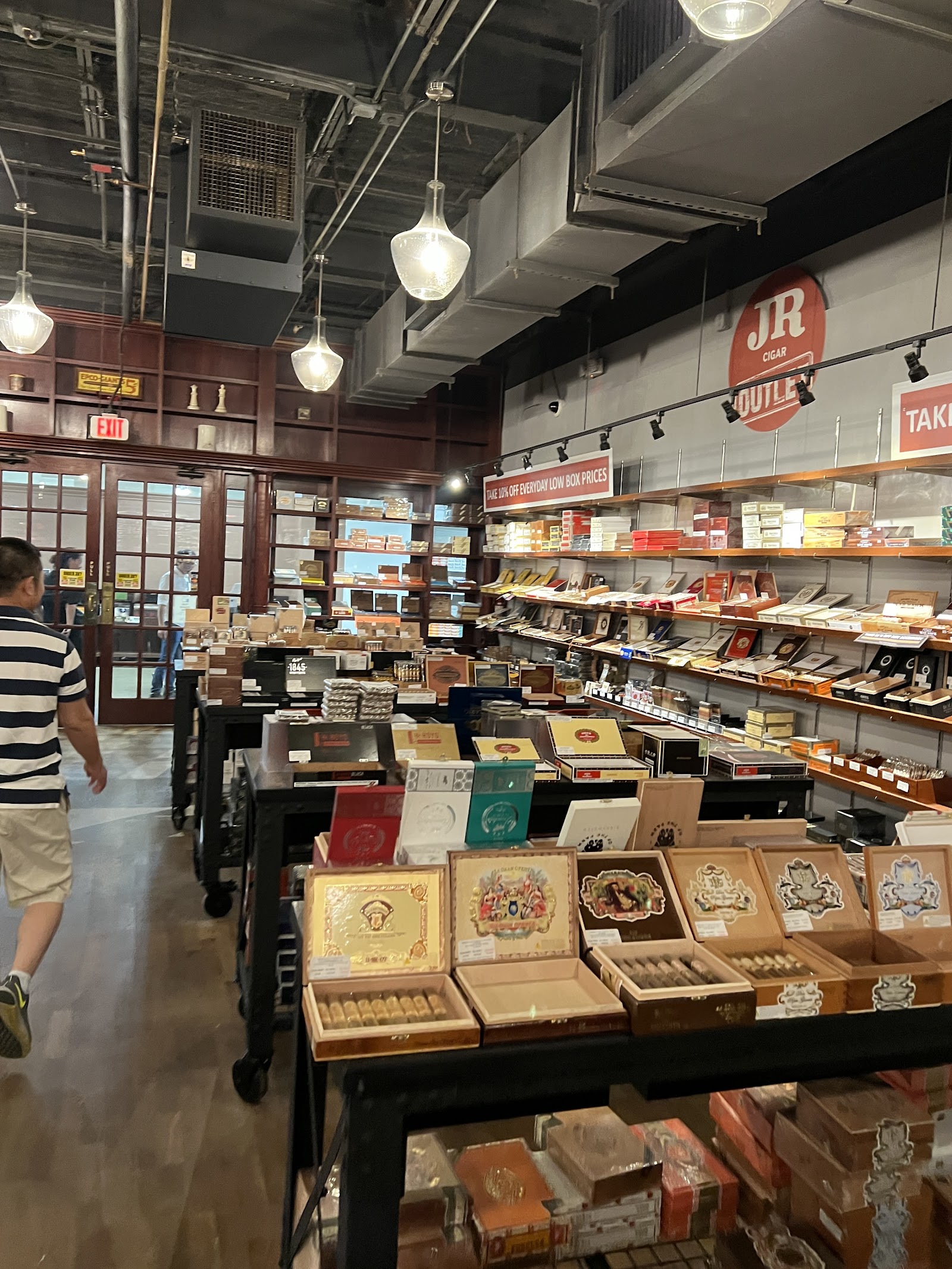 JR Cigar Outlet - Burlington photo 5