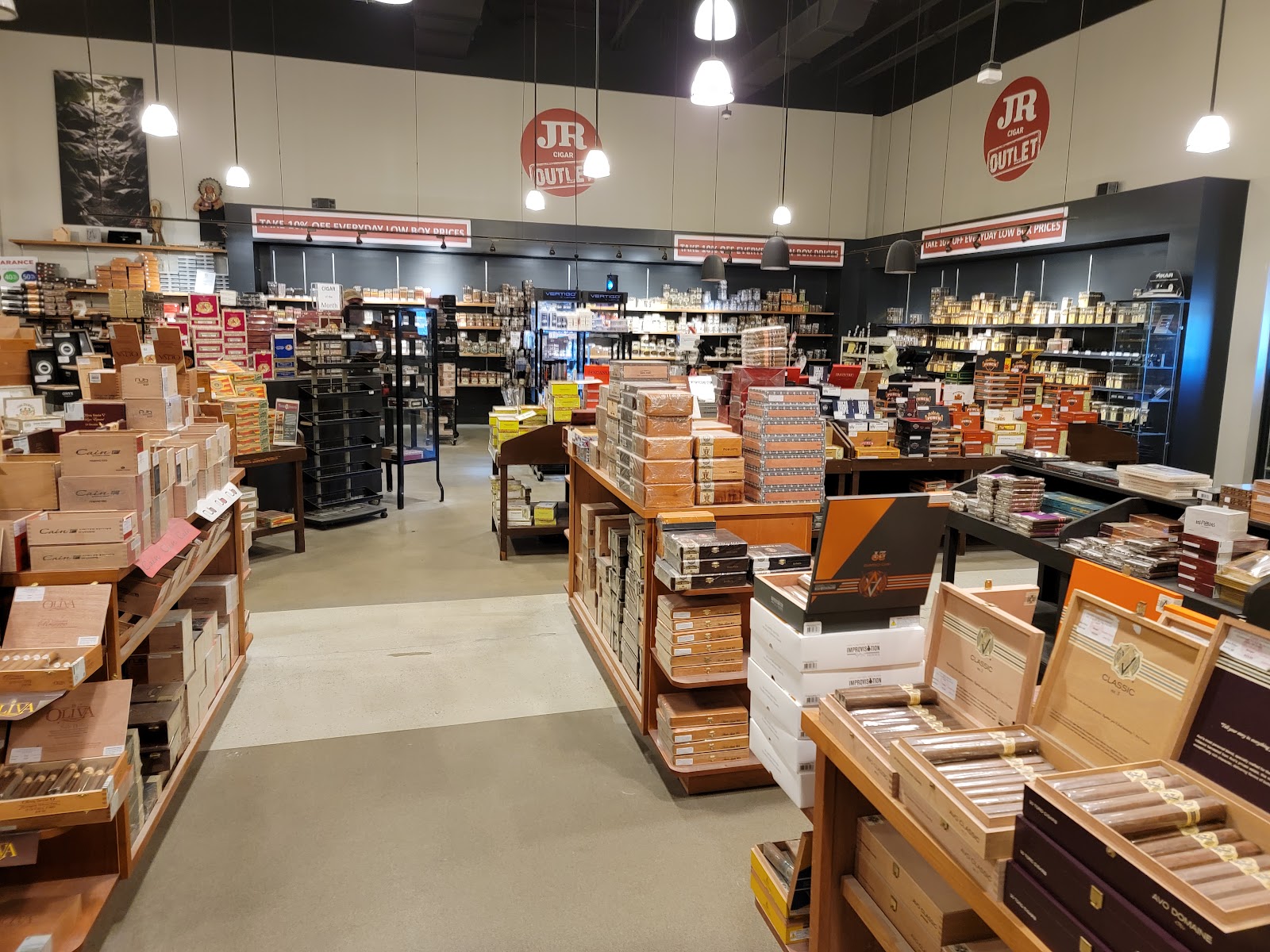 JR Cigar Outlet - Selma photo 3