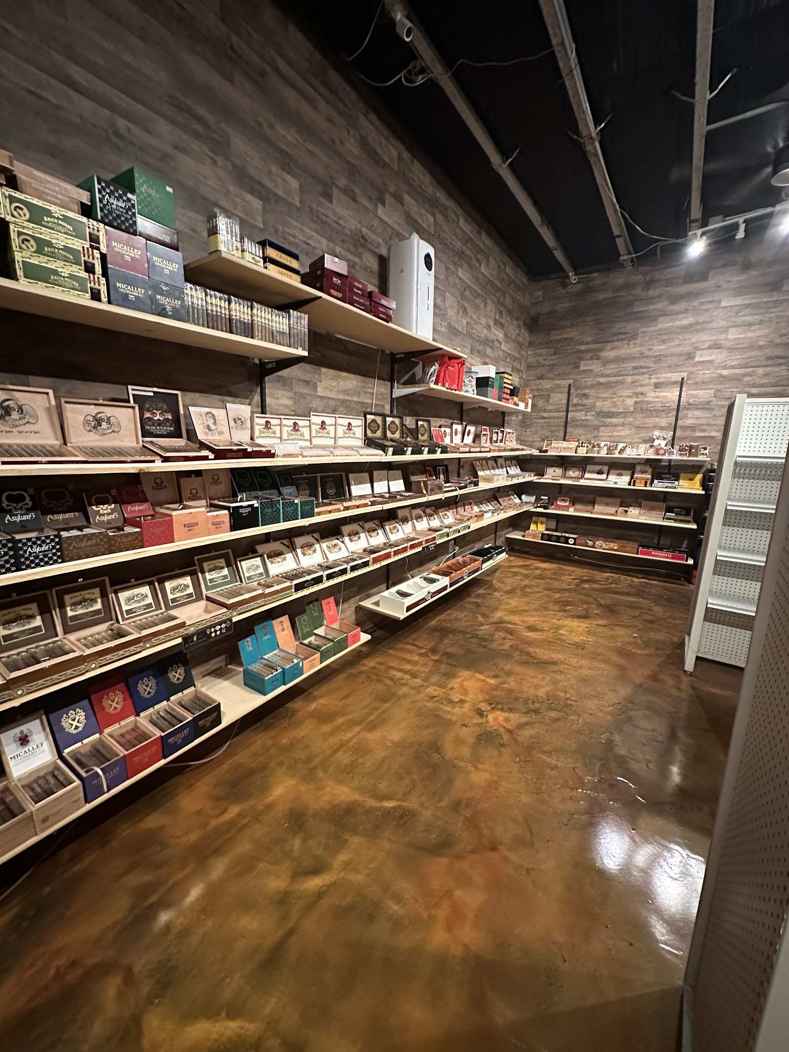 Lady Huntingtons Fine Cigar & Pipe Lounge photo 5
