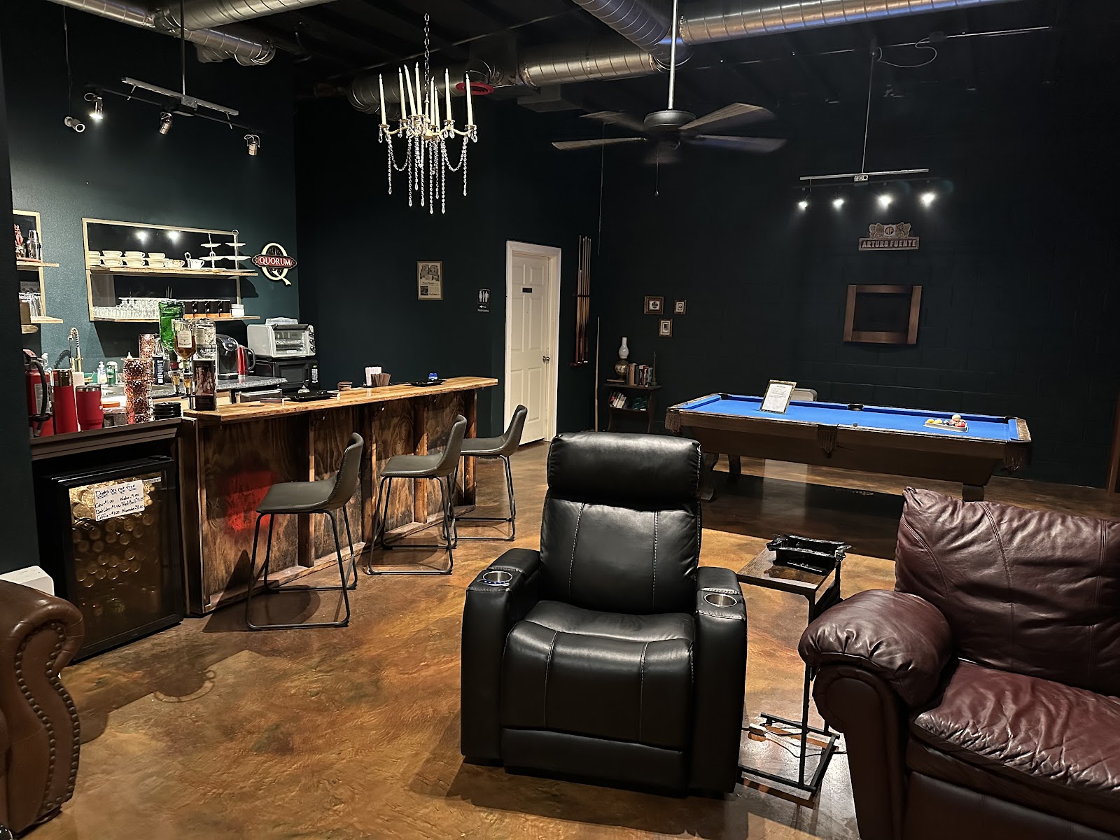 Lady Huntingtons Fine Cigar & Pipe Lounge photo 6
