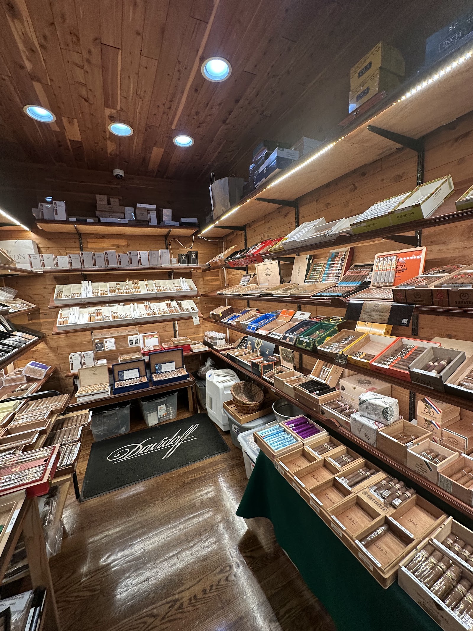 Las Villas Enterprises T/A Florez Tobacconist photo 2