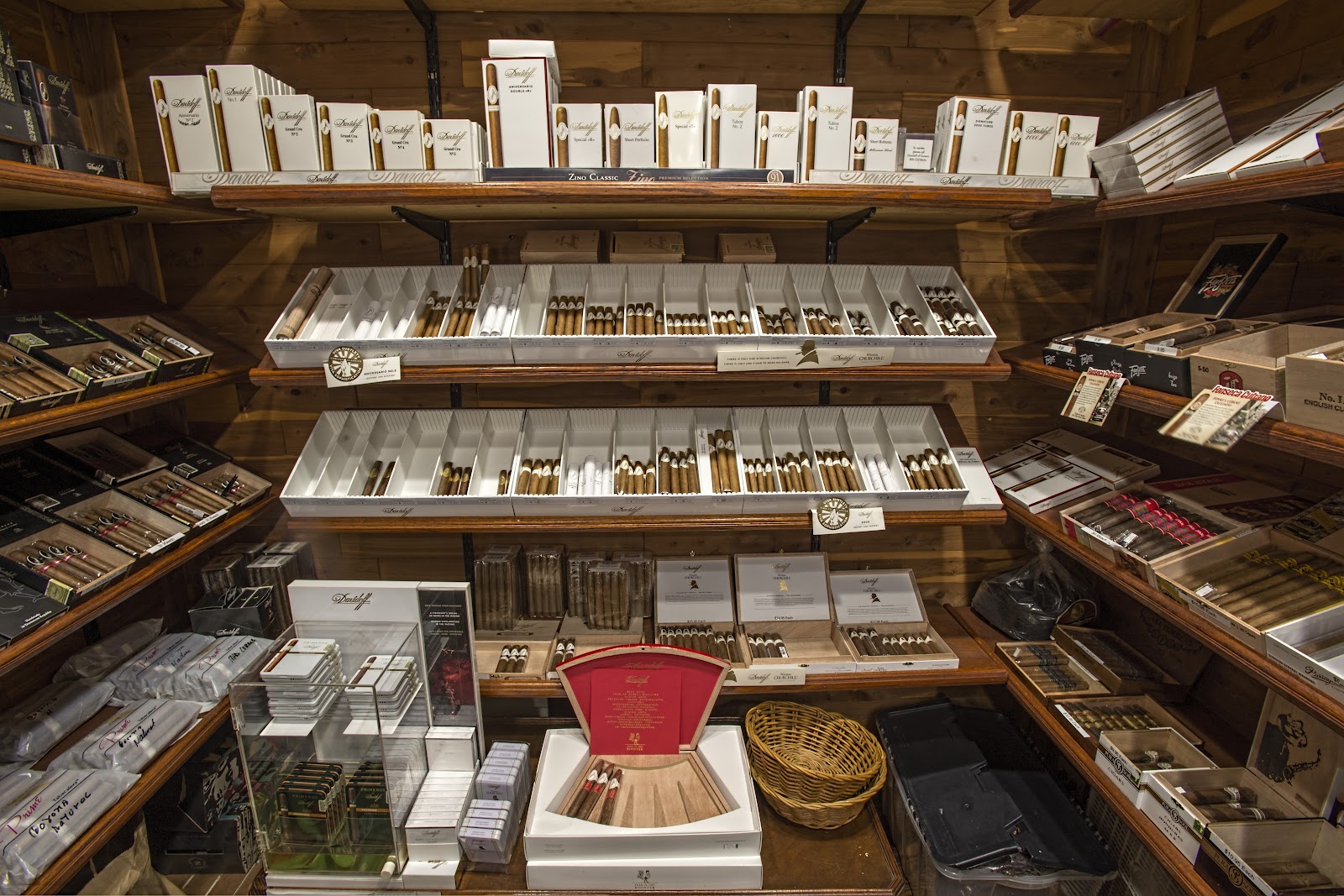 Las Villas Enterprises T/A Florez Tobacconist photo 9