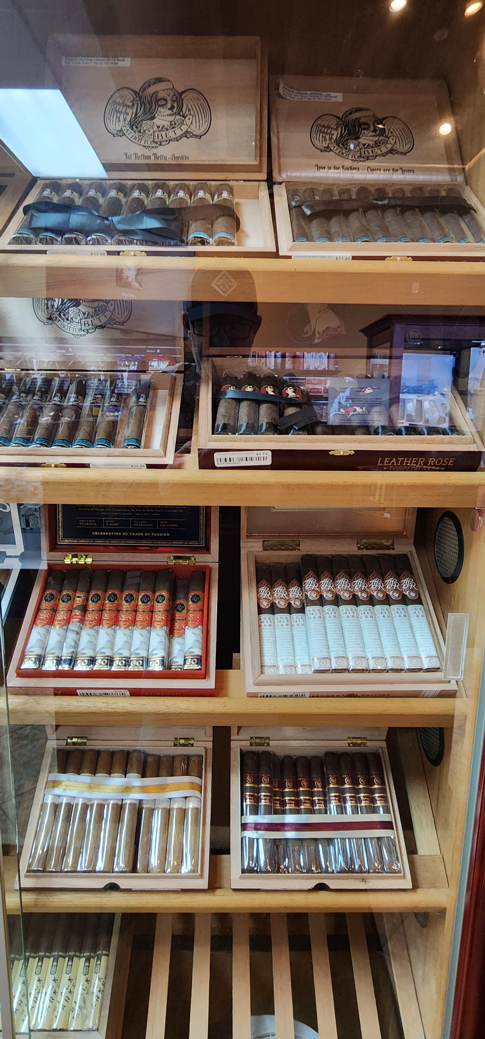 Leaf and Cloud Tobacco Store (HQ) photo 2