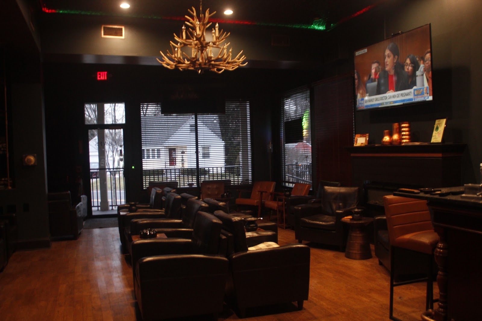 Leafs Cigar Lounge photo 6