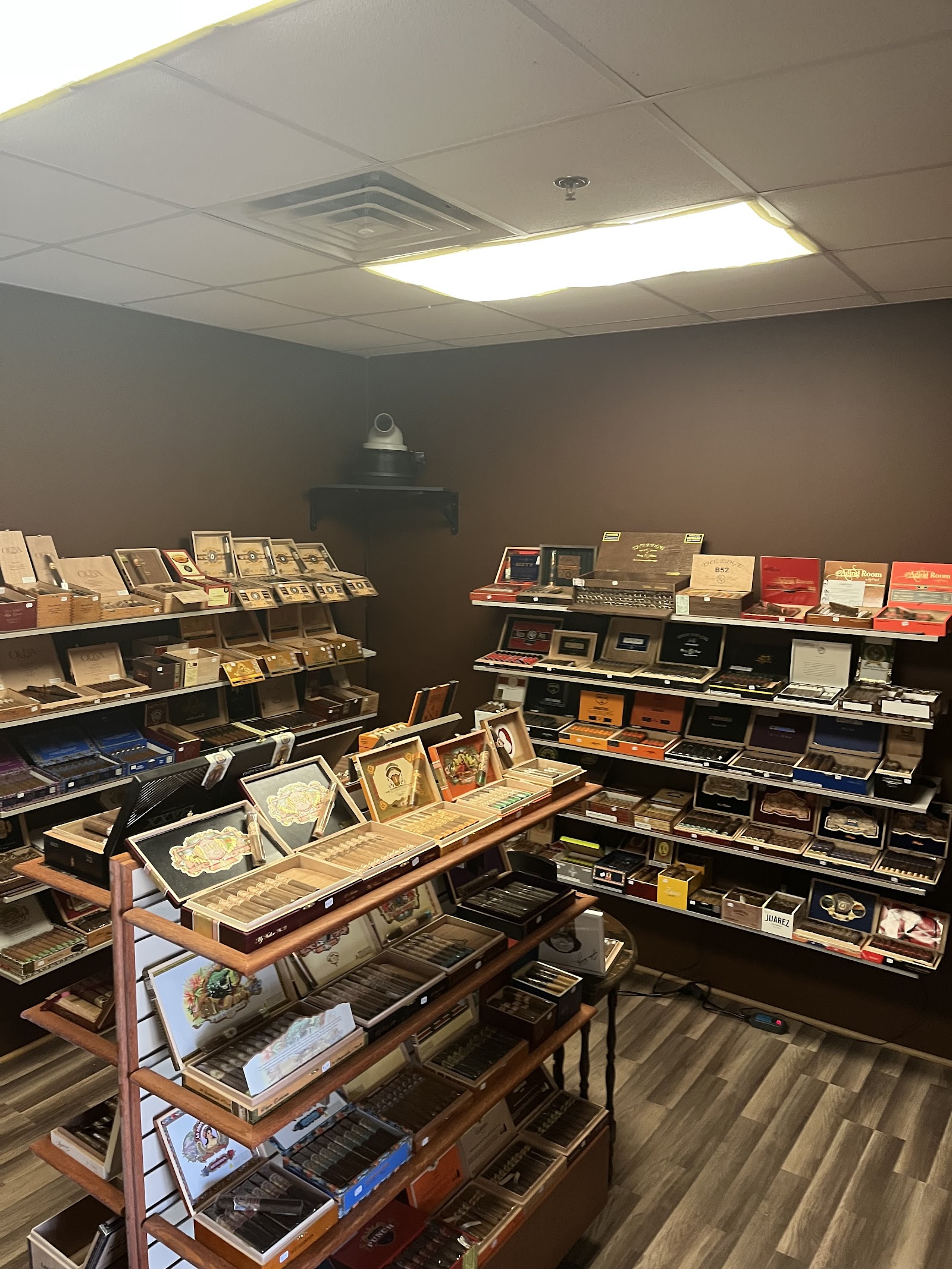 Lion's Den Tobacco LLC photo 2