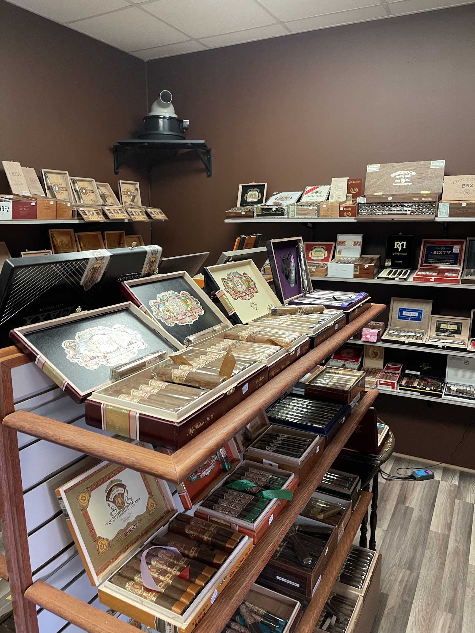 Lion's Den Tobacco LLC photo 4