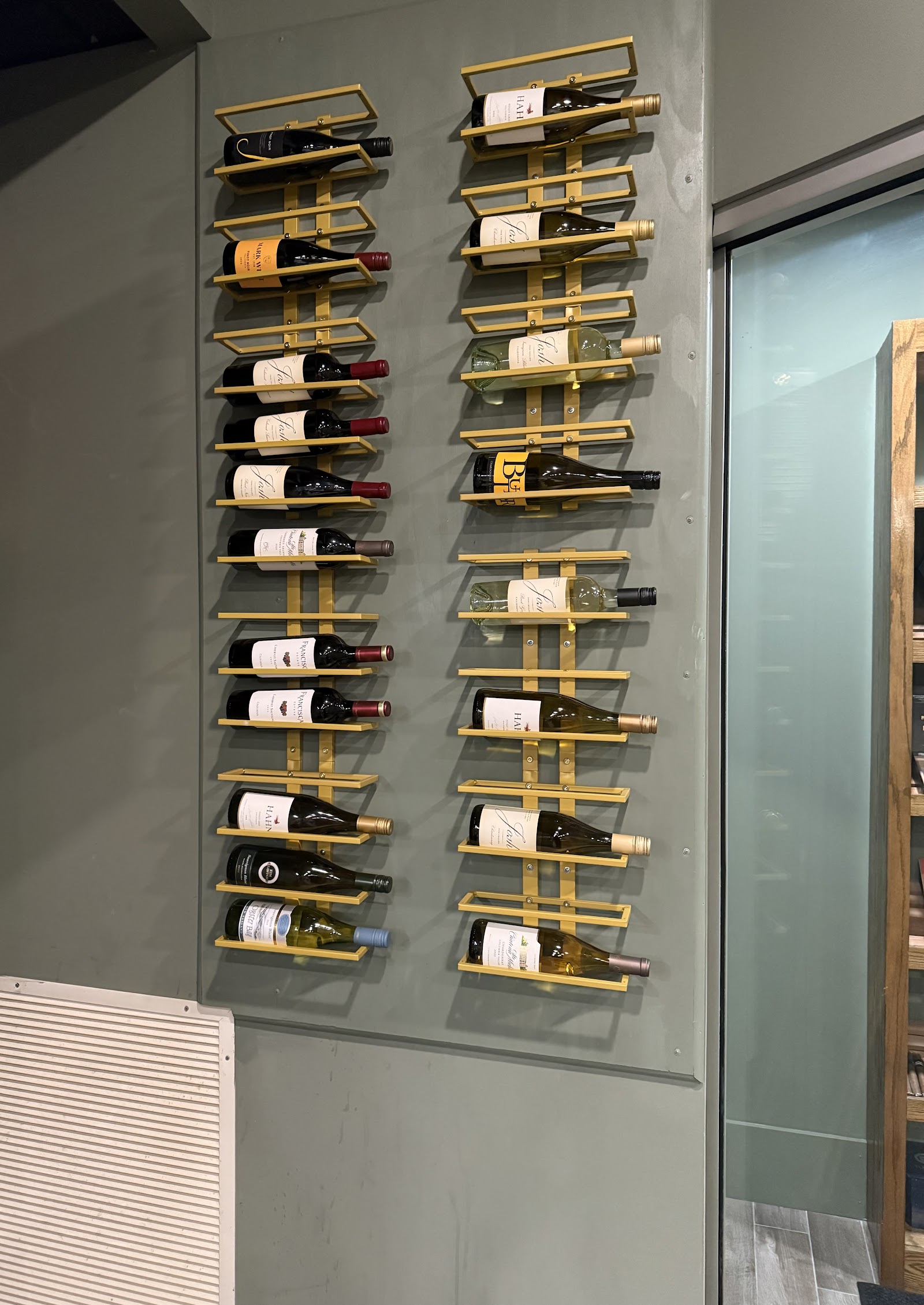 Luxury’s Wine & Cigar Lounge photo 4