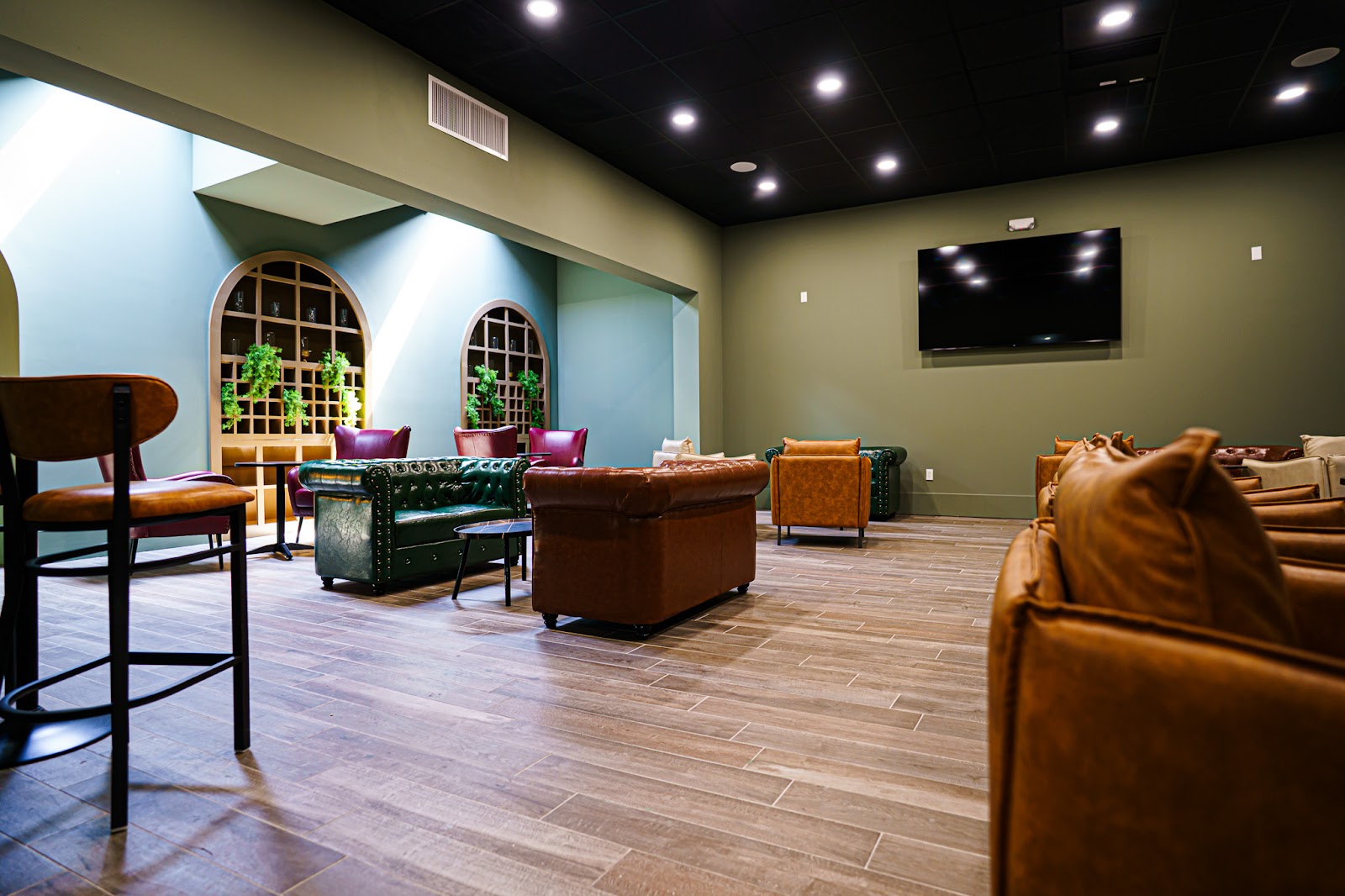 Luxury’s Wine & Cigar Lounge photo 5