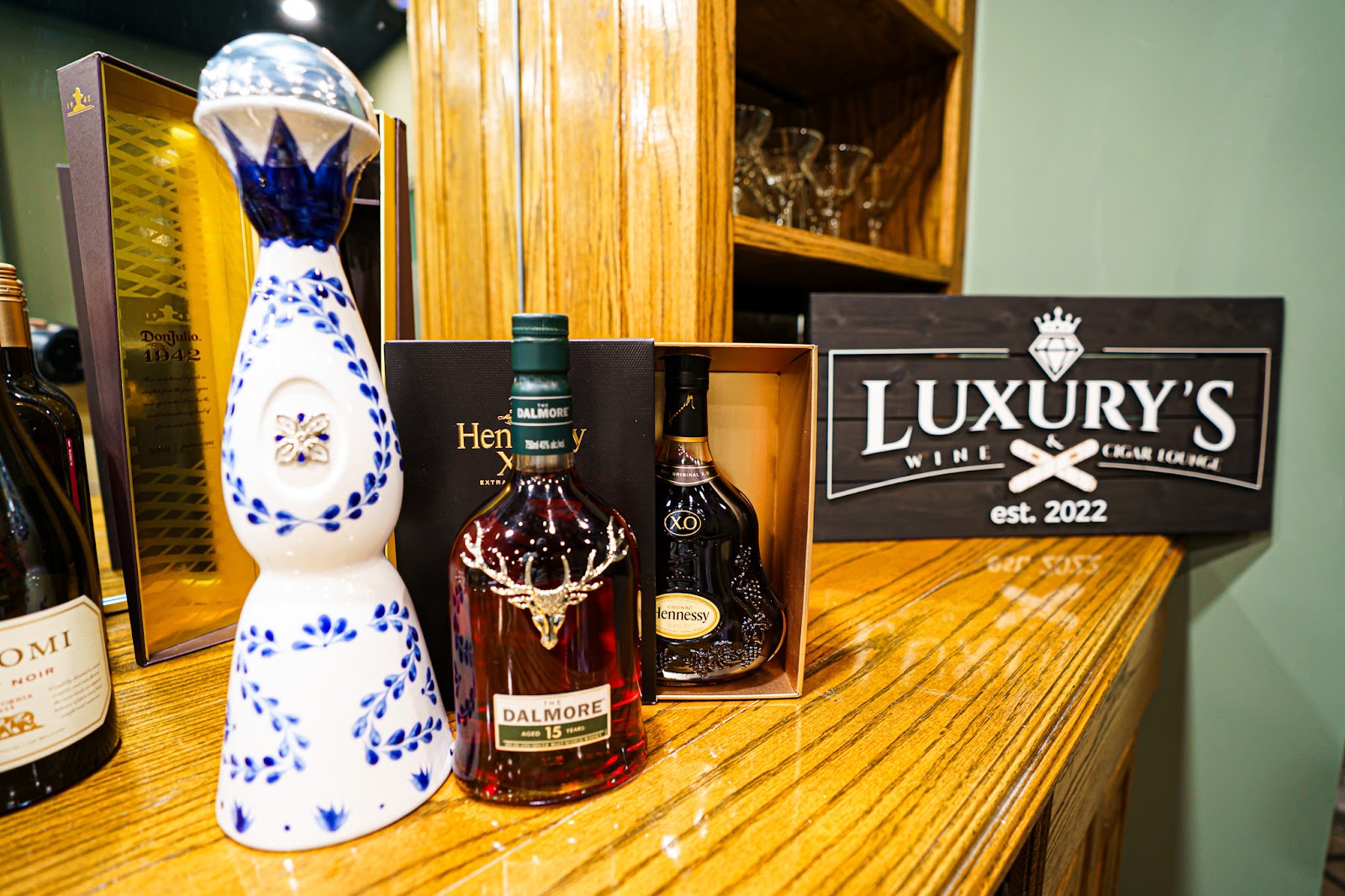 Luxury’s Wine & Cigar Lounge photo 10