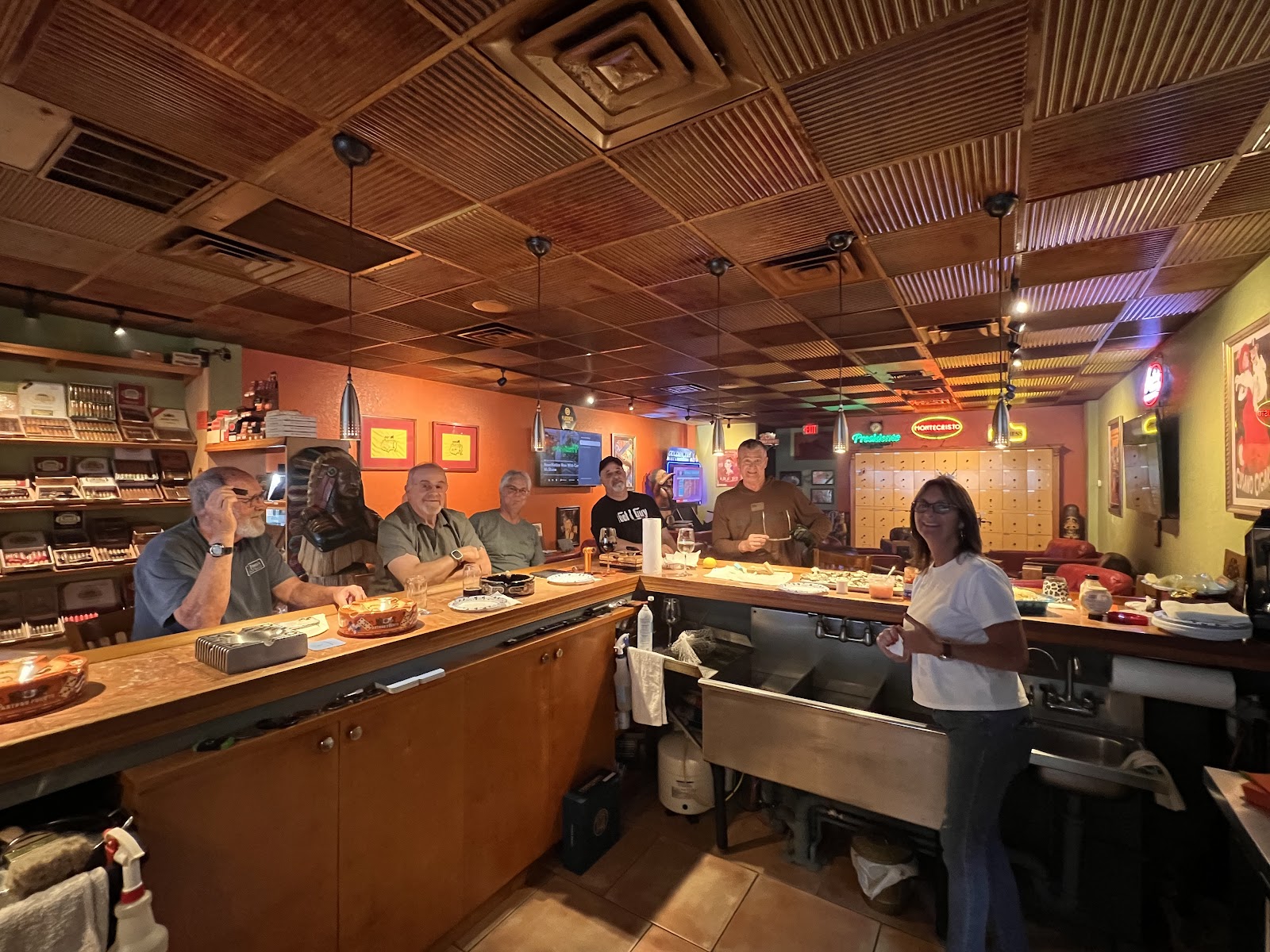 Maduro Cigar & Bar photo 2