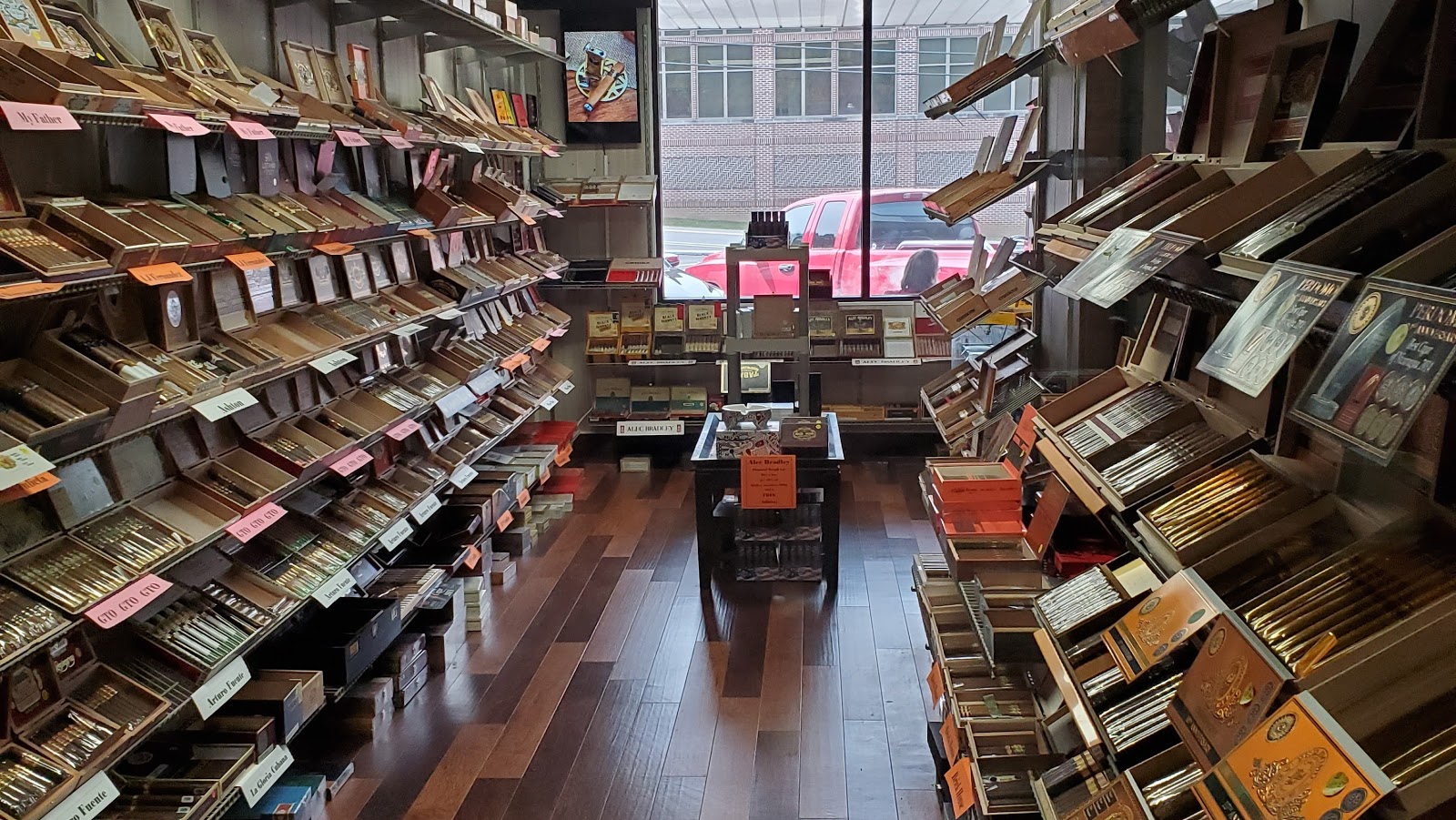 Maxwell's Cigar Bar LLC photo 2