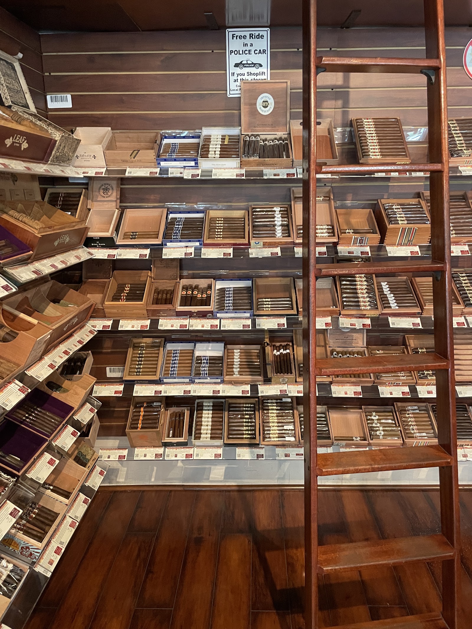 Neptune Cigar Superstore - Fort Lauderdale, FL photo 4