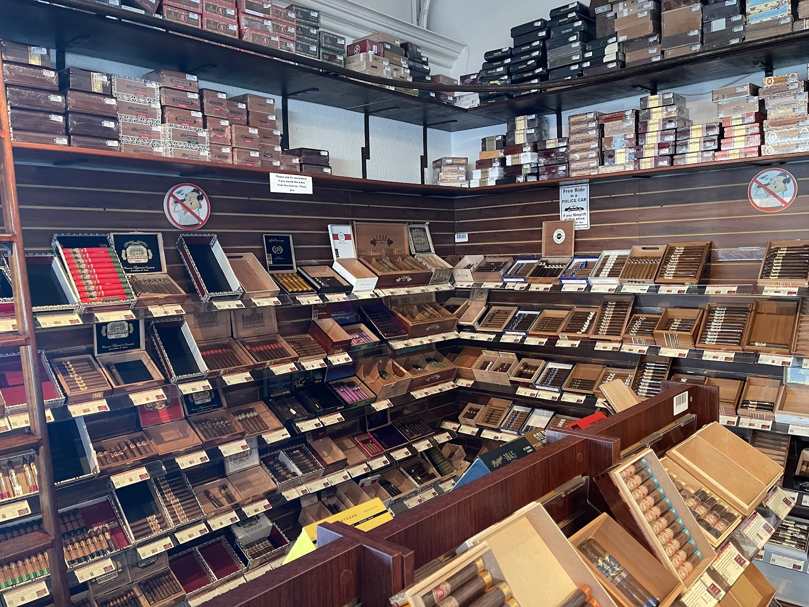 Neptune Cigar Superstore - Fort Lauderdale, FL photo 7