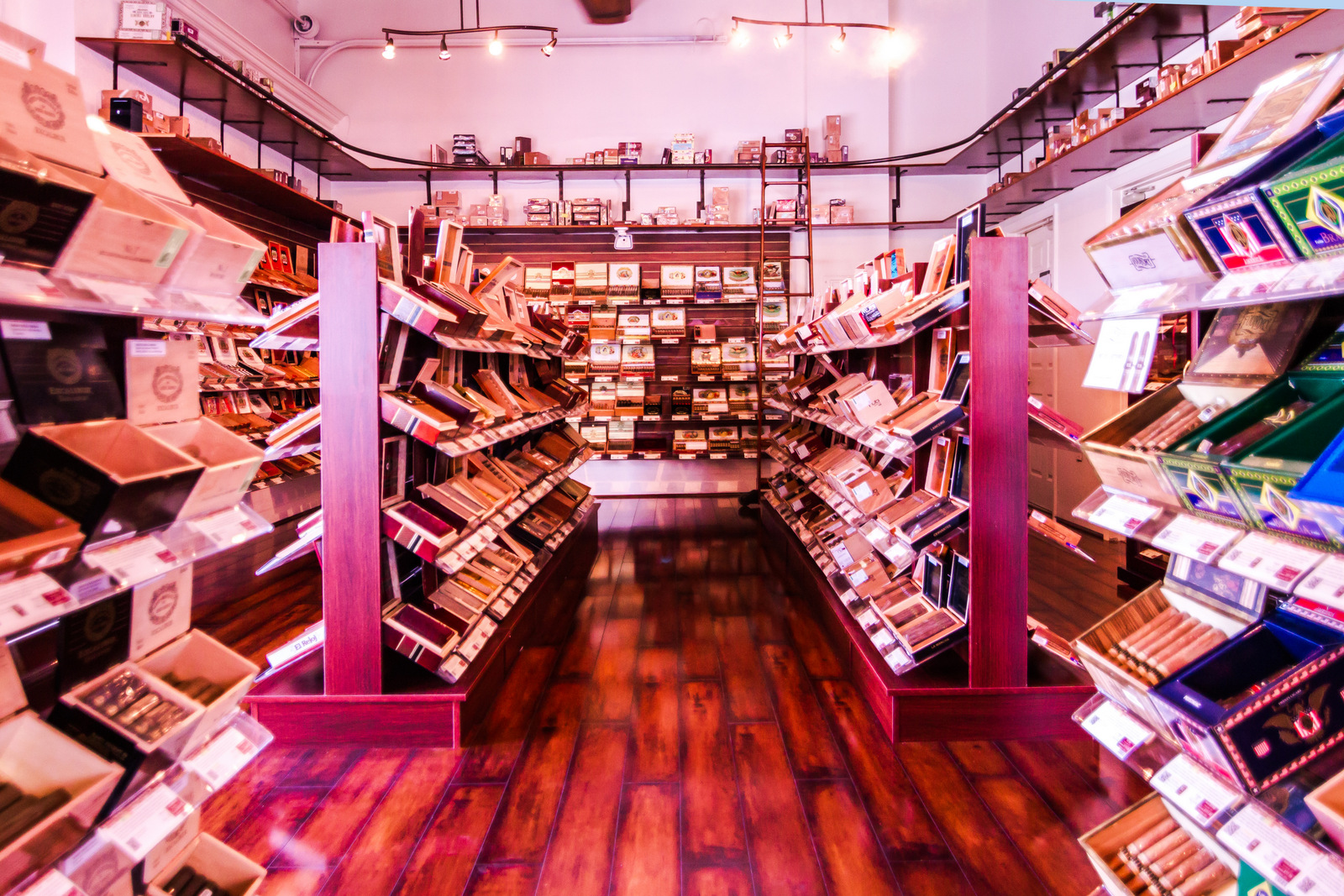 Neptune Cigar Superstore - Fort Lauderdale, FL photo 8