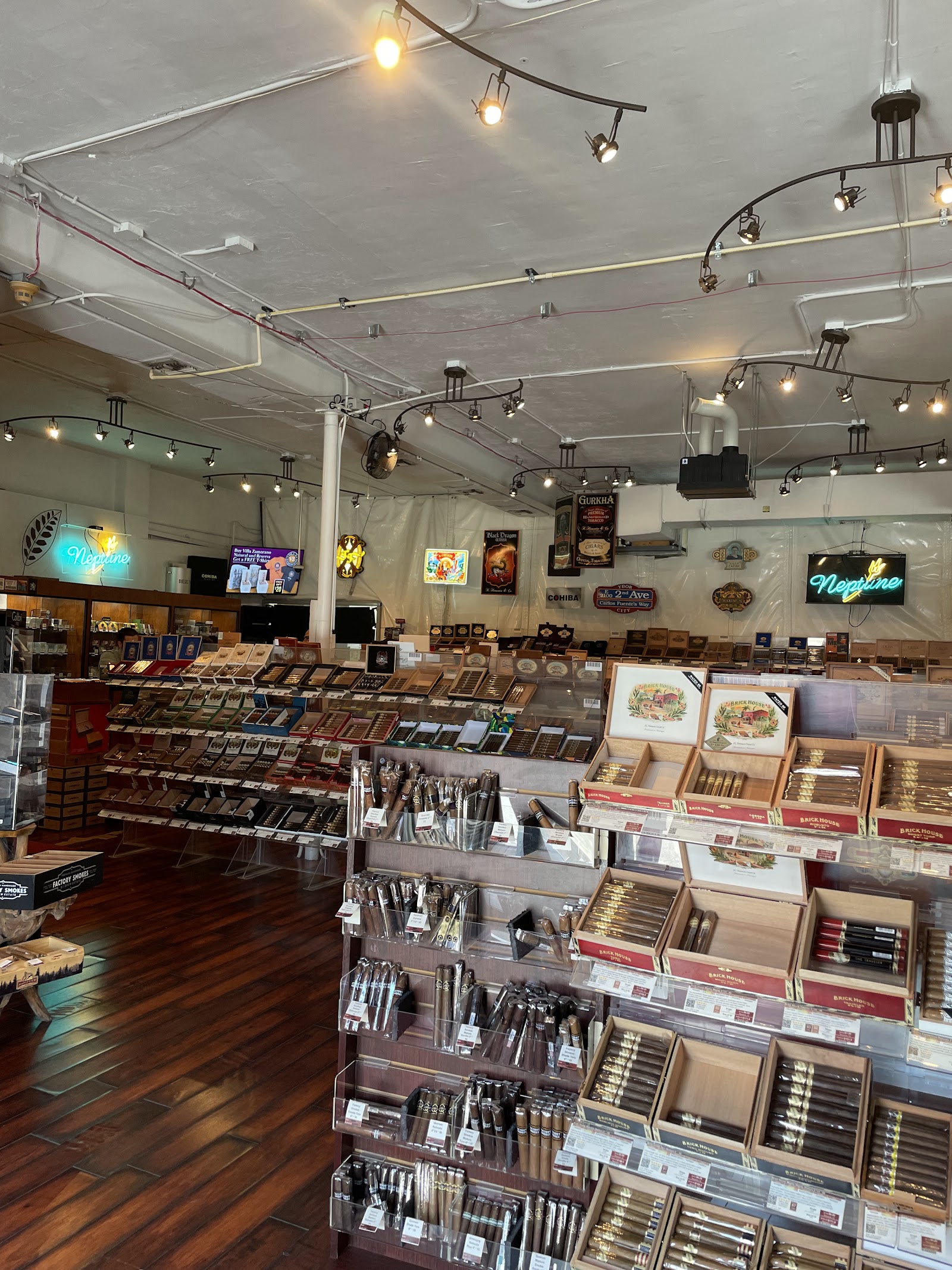 Neptune Cigar Superstore (HQ) photo 3