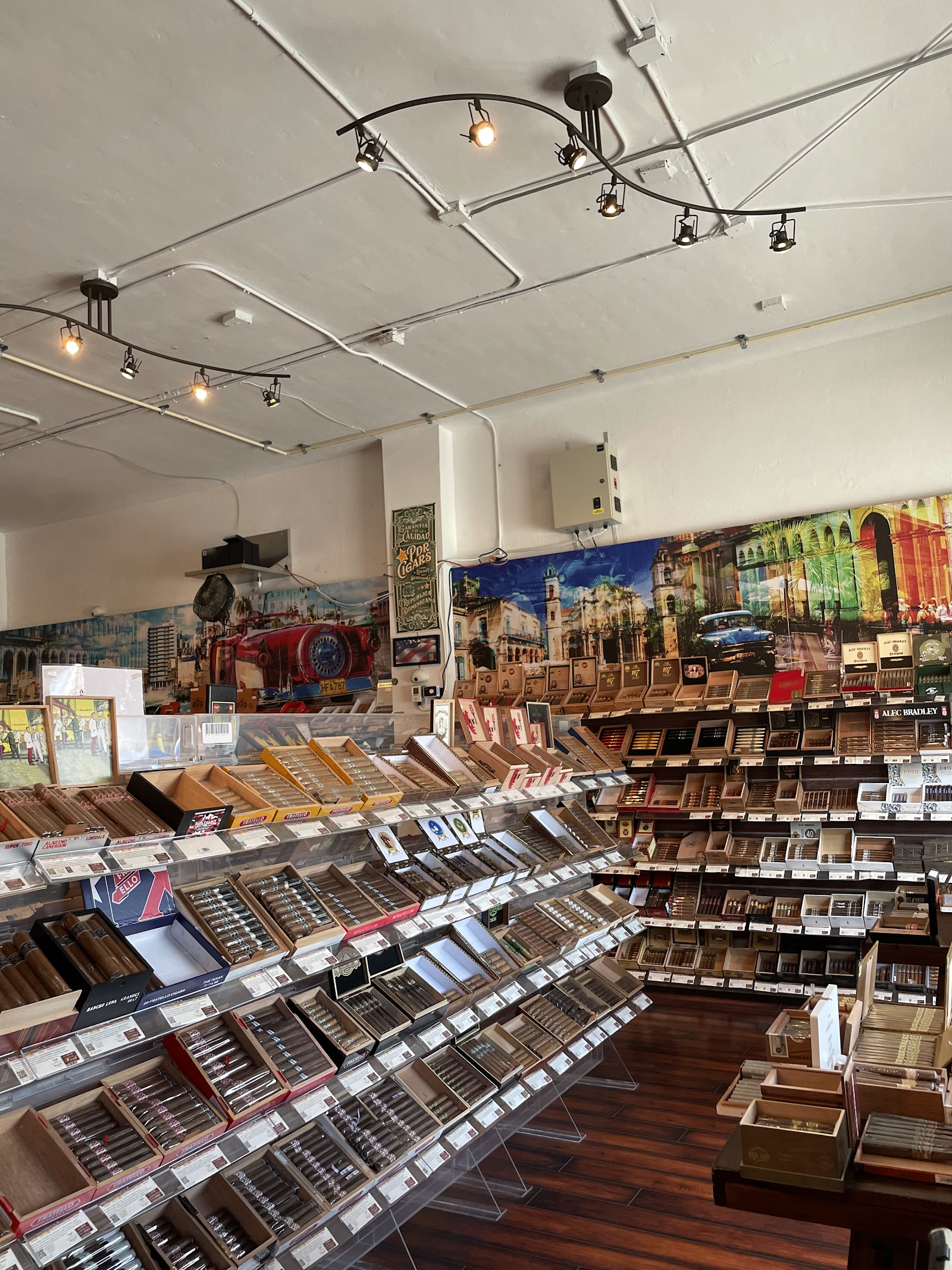 Neptune Cigar Superstore (HQ) photo 6