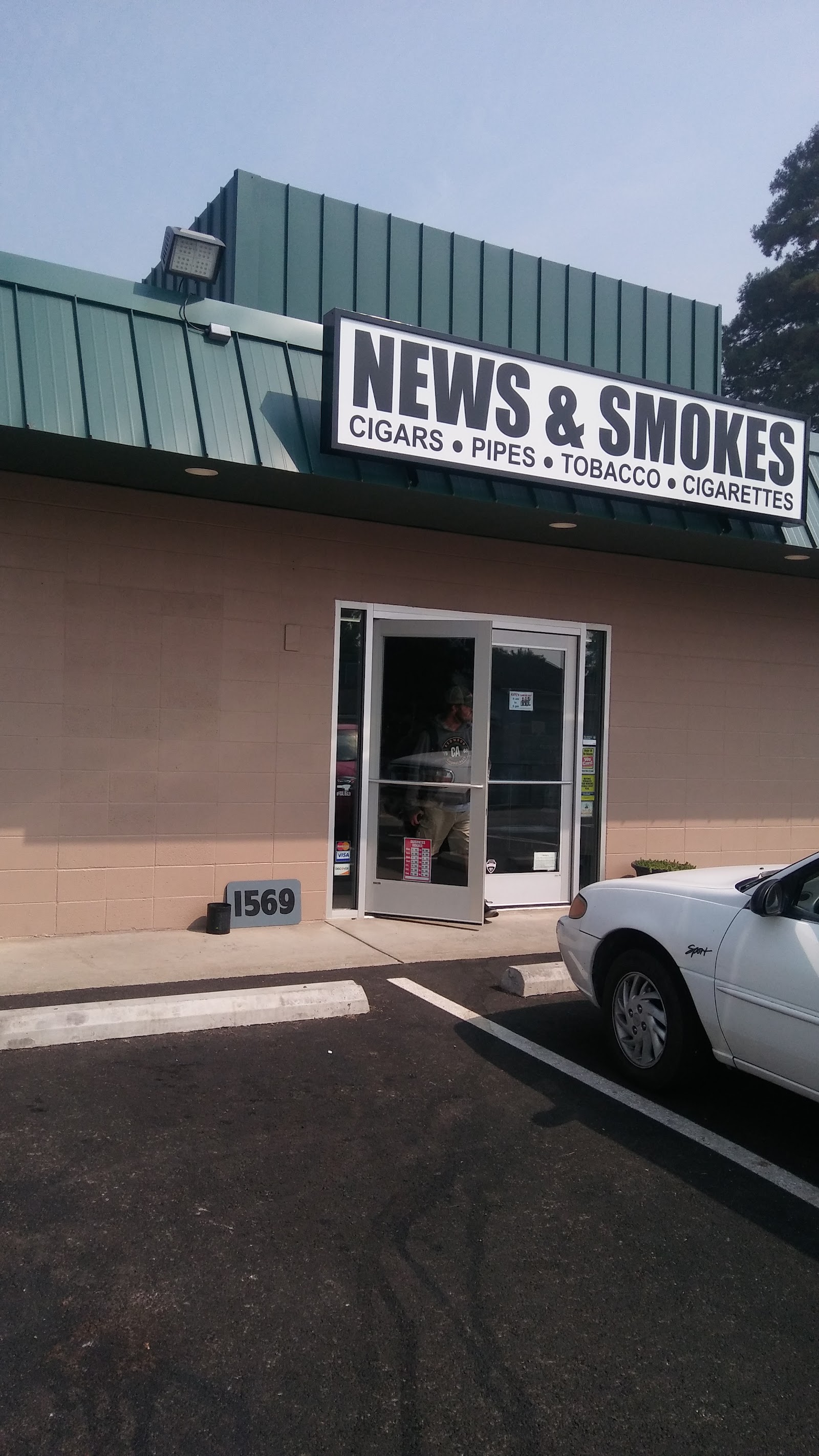 News & Smokes (HQ)