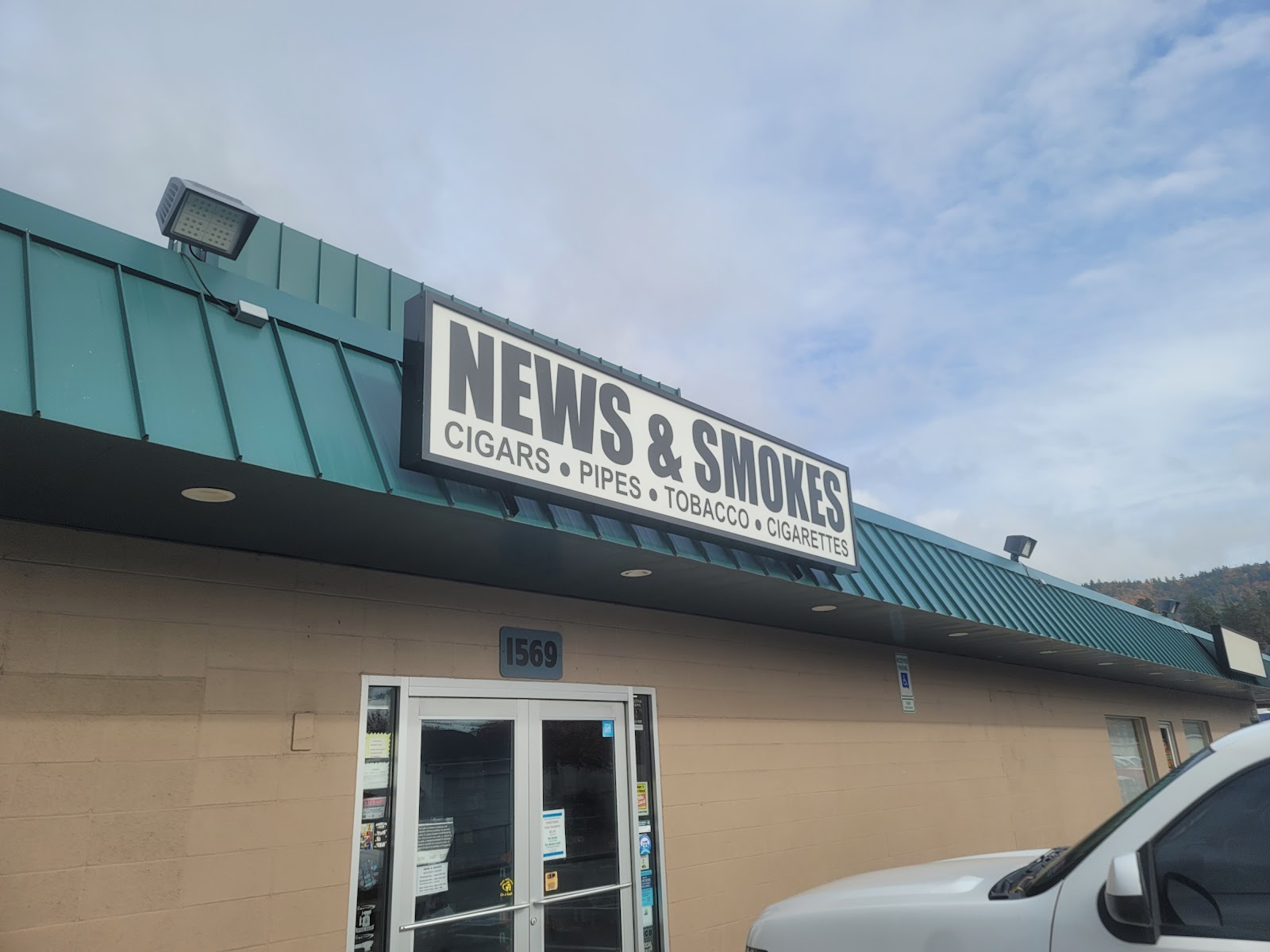 News & Smokes (HQ) photo 8