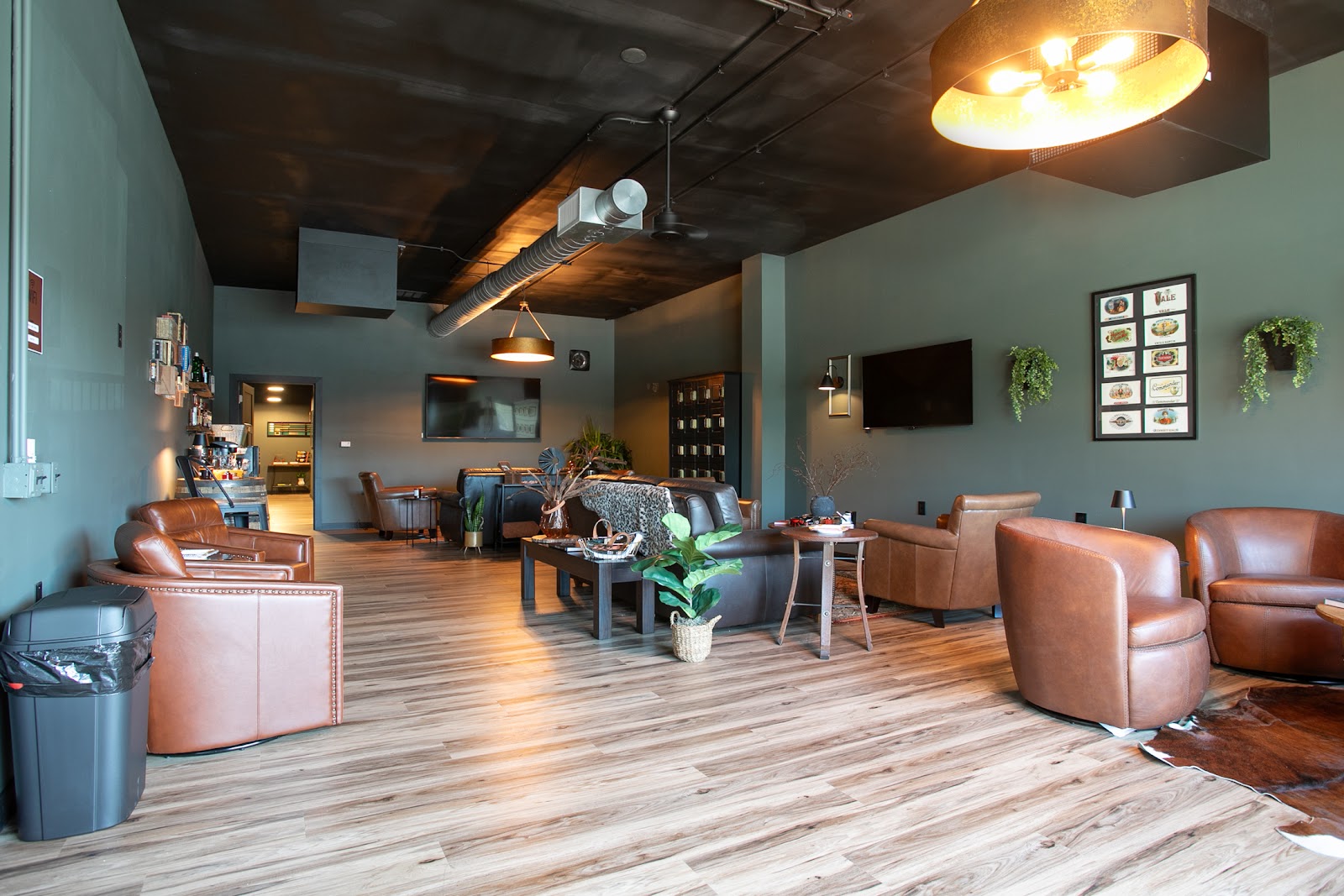 Oscar's Cigar & Sports Lounge photo 6