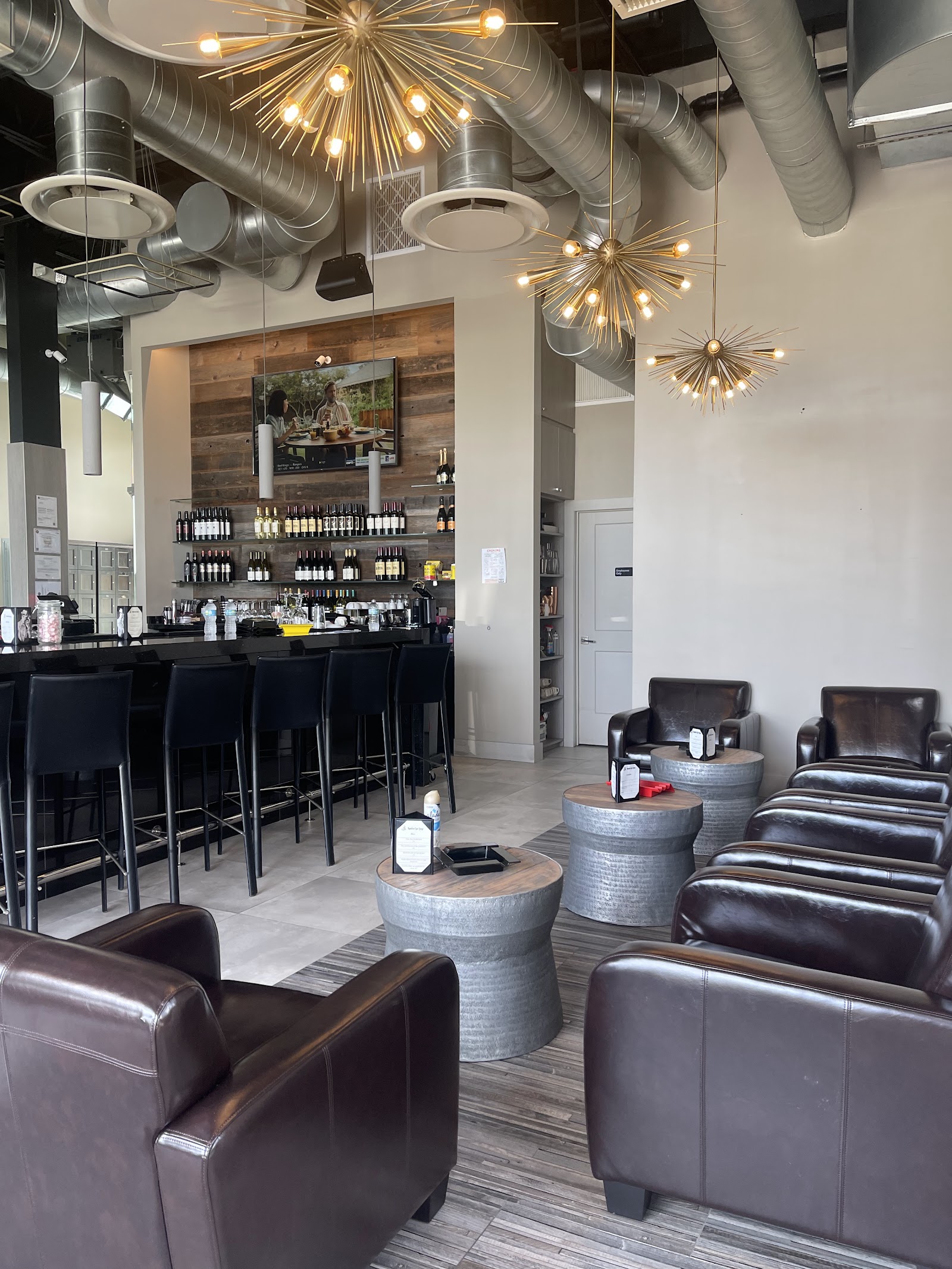 Republica Cigar Lounge photo 2