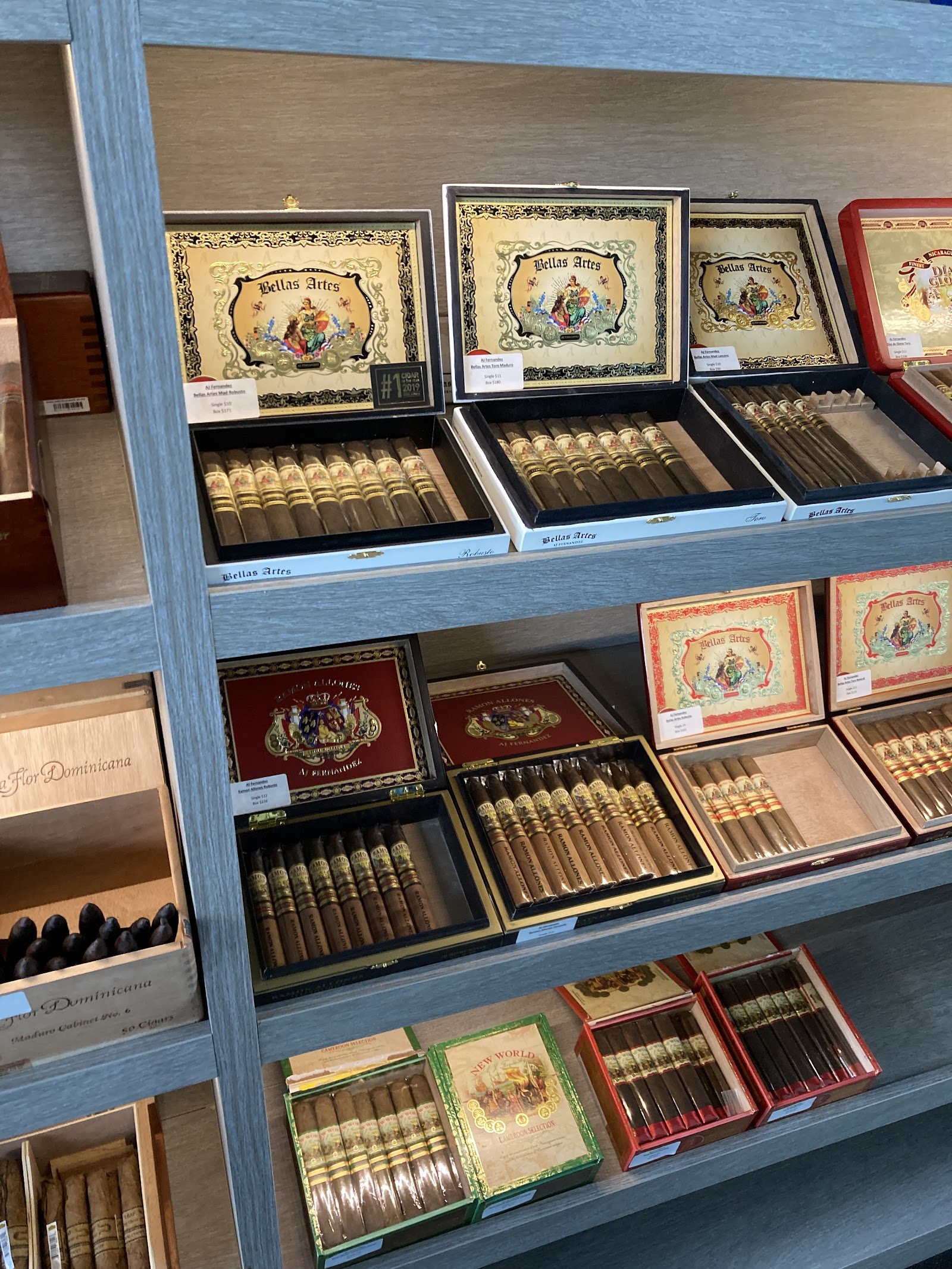 Republica Cigar Lounge photo 4